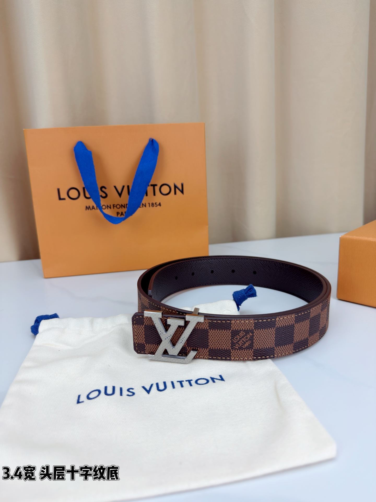 Louis Vuitton经典腰带，3.4cm宽头层十字纹底，双面可用设计，搭配标志性LV金属扣，商务休