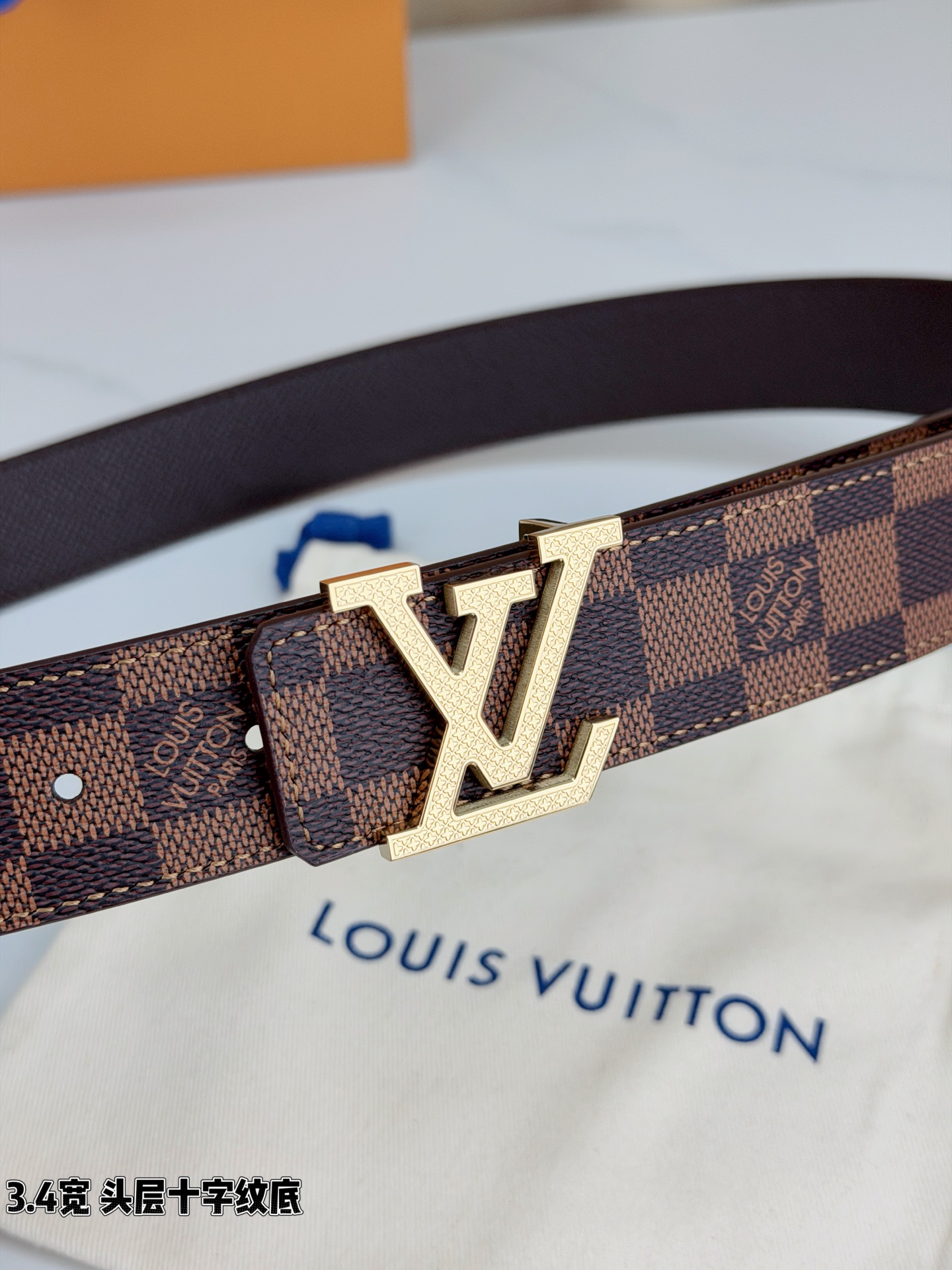 Louis Vuitton经典腰带，3.4cm宽头层十字纹底，双面可用设计，搭配标志性LV金属扣，商务休