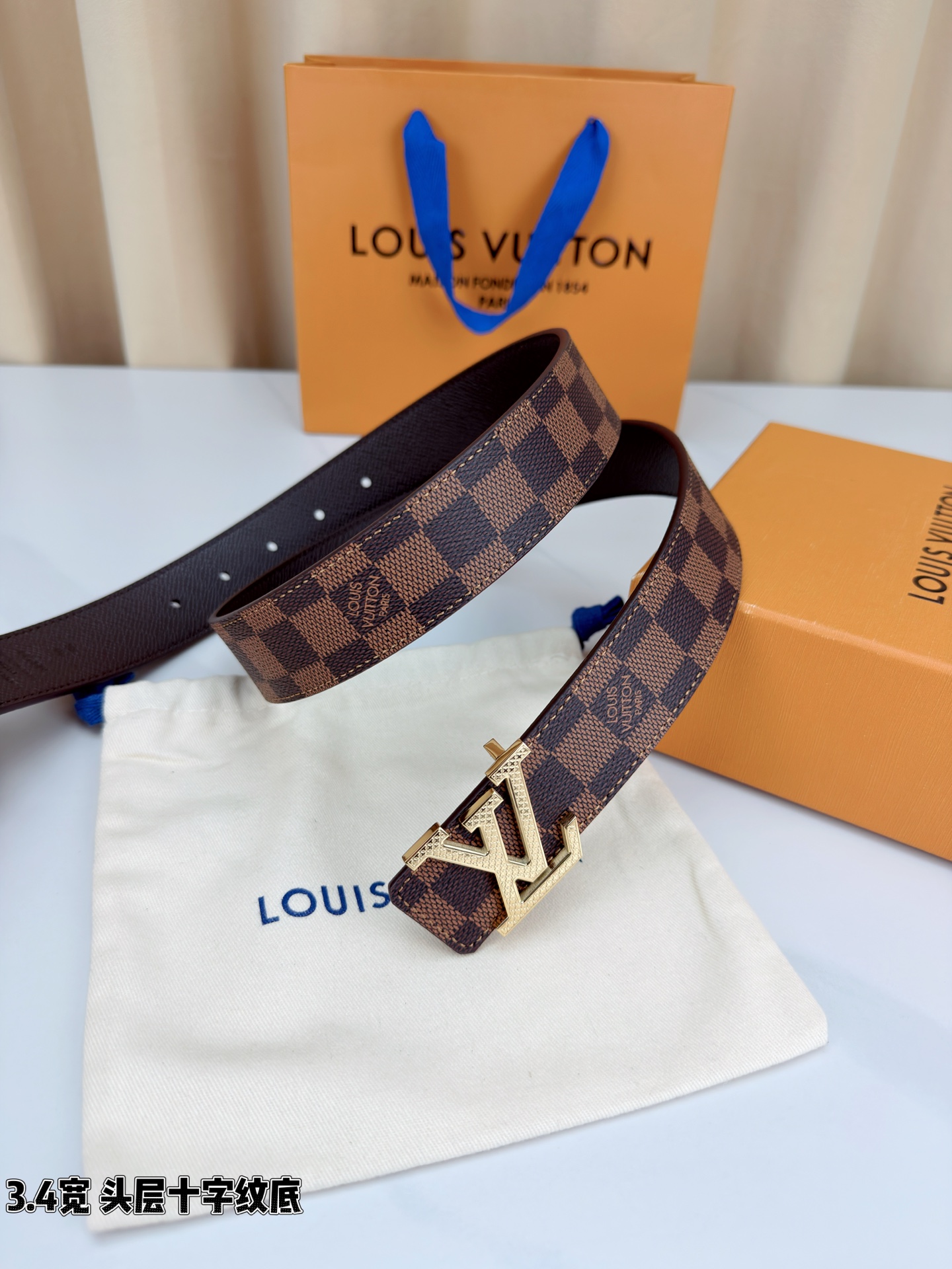 Louis Vuitton经典腰带，3.4cm宽头层十字纹底，双面可用设计，搭配标志性LV金属扣，商务休