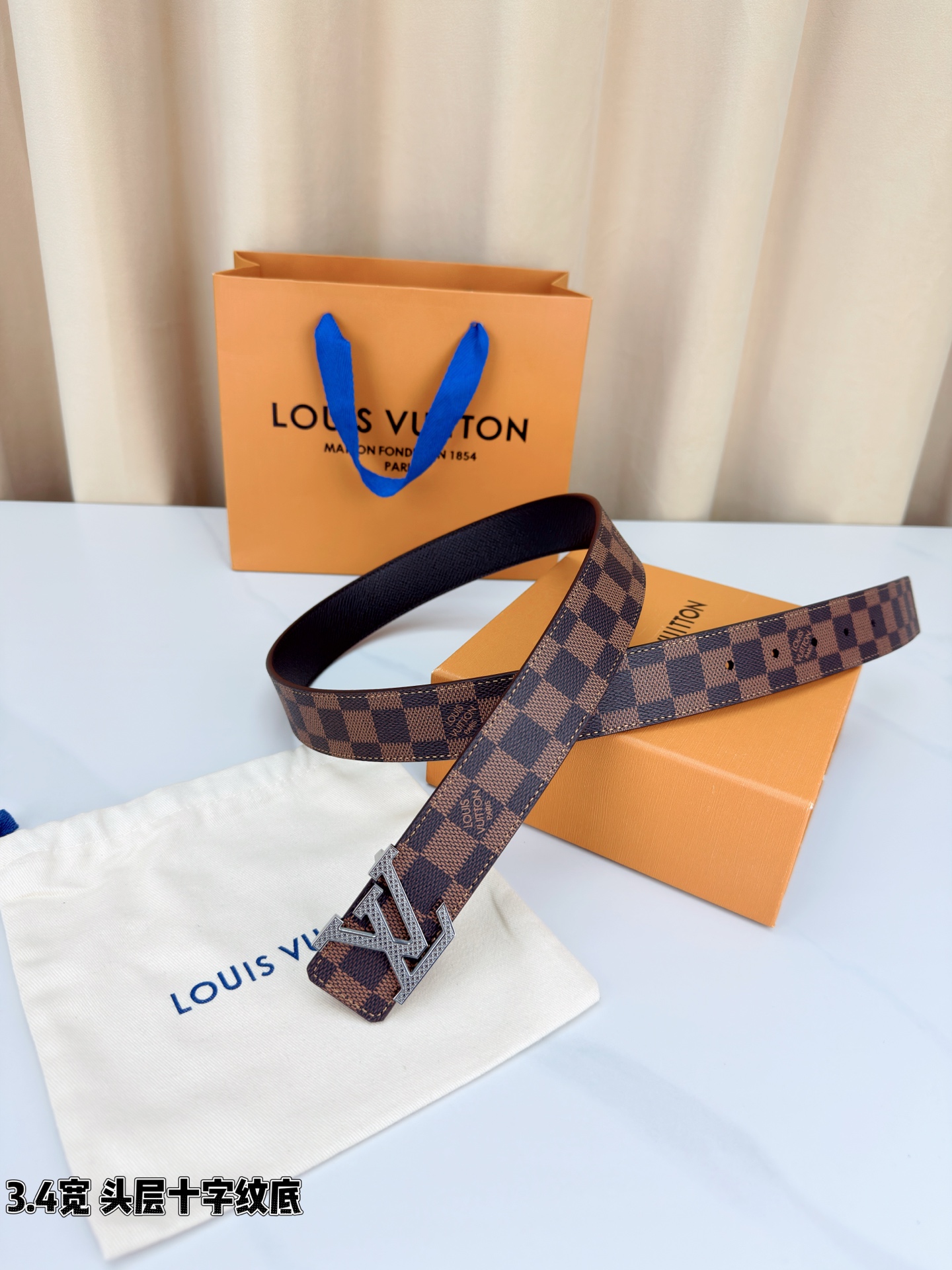 Louis Vuitton经典腰带，3.4cm宽头层十字纹底，双面可用设计，搭配标志性LV金属扣，商务休