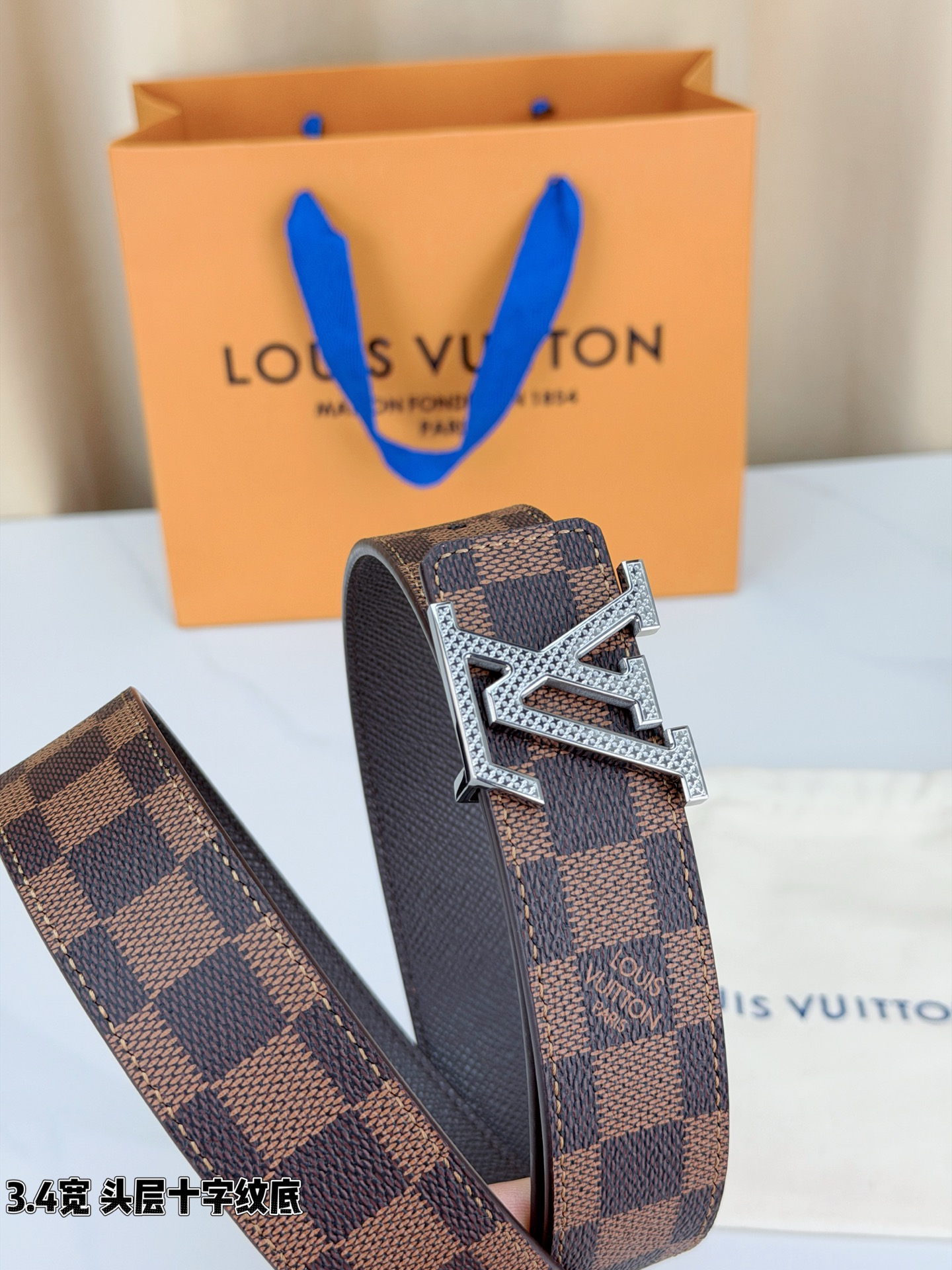 Louis Vuitton经典腰带，3.4cm宽头层十字纹底，双面可用设计，搭配标志性LV金属扣，商务休