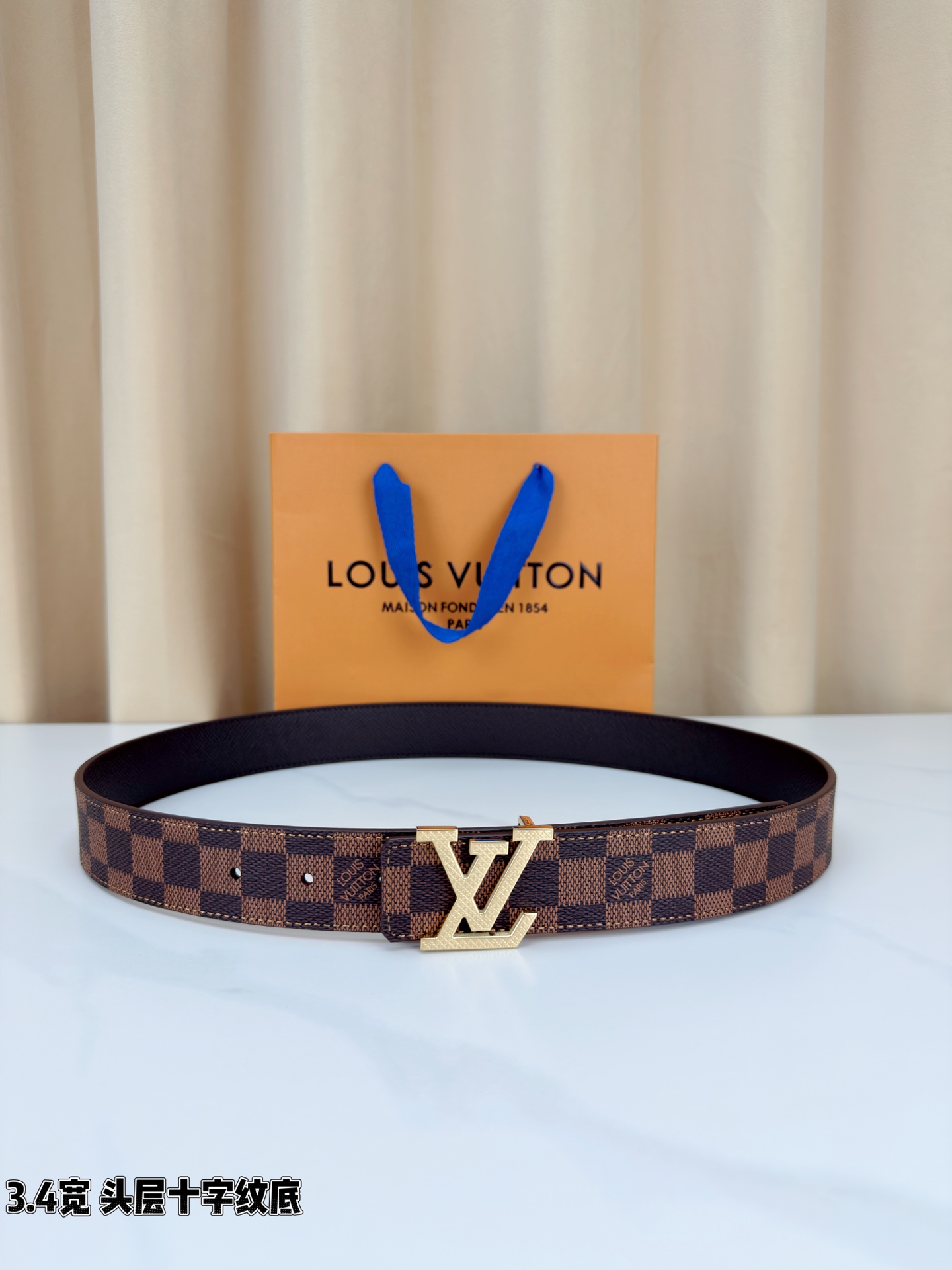 Louis Vuitton经典腰带，3.4cm宽头层十字纹底，双面可用设计，搭配标志性LV金属扣，商务休
