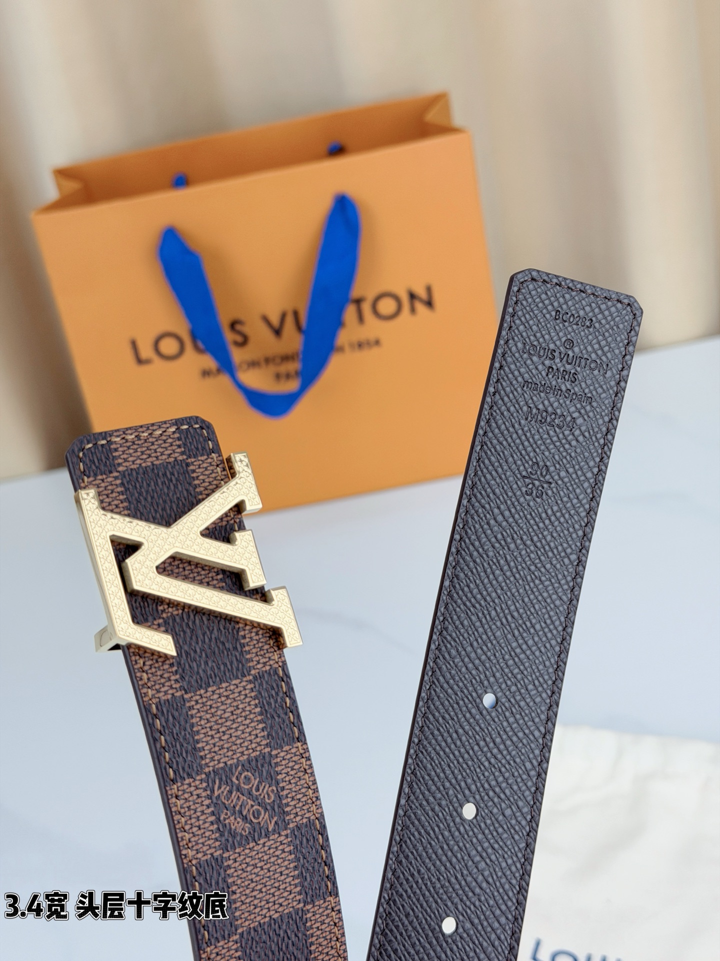 Louis Vuitton经典腰带，3.4cm宽头层十字纹底，双面可用设计，搭配标志性LV金属扣，商务休