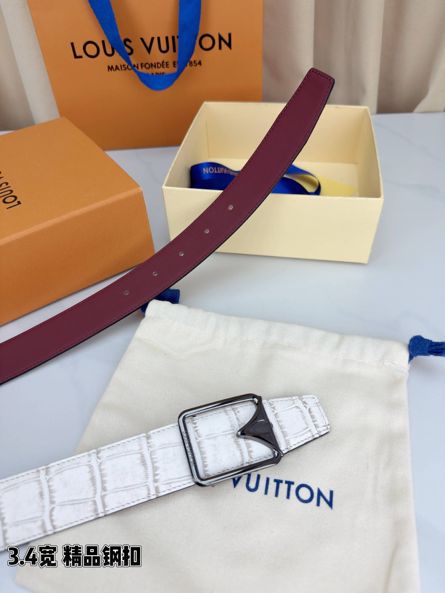 路易威登3.4宽精品钢扣腰带，白鳄鱼纹邂逅温婉肌理，酒红内里低调奢华。方形钢扣三韵，亮银V镂空清透灵动、