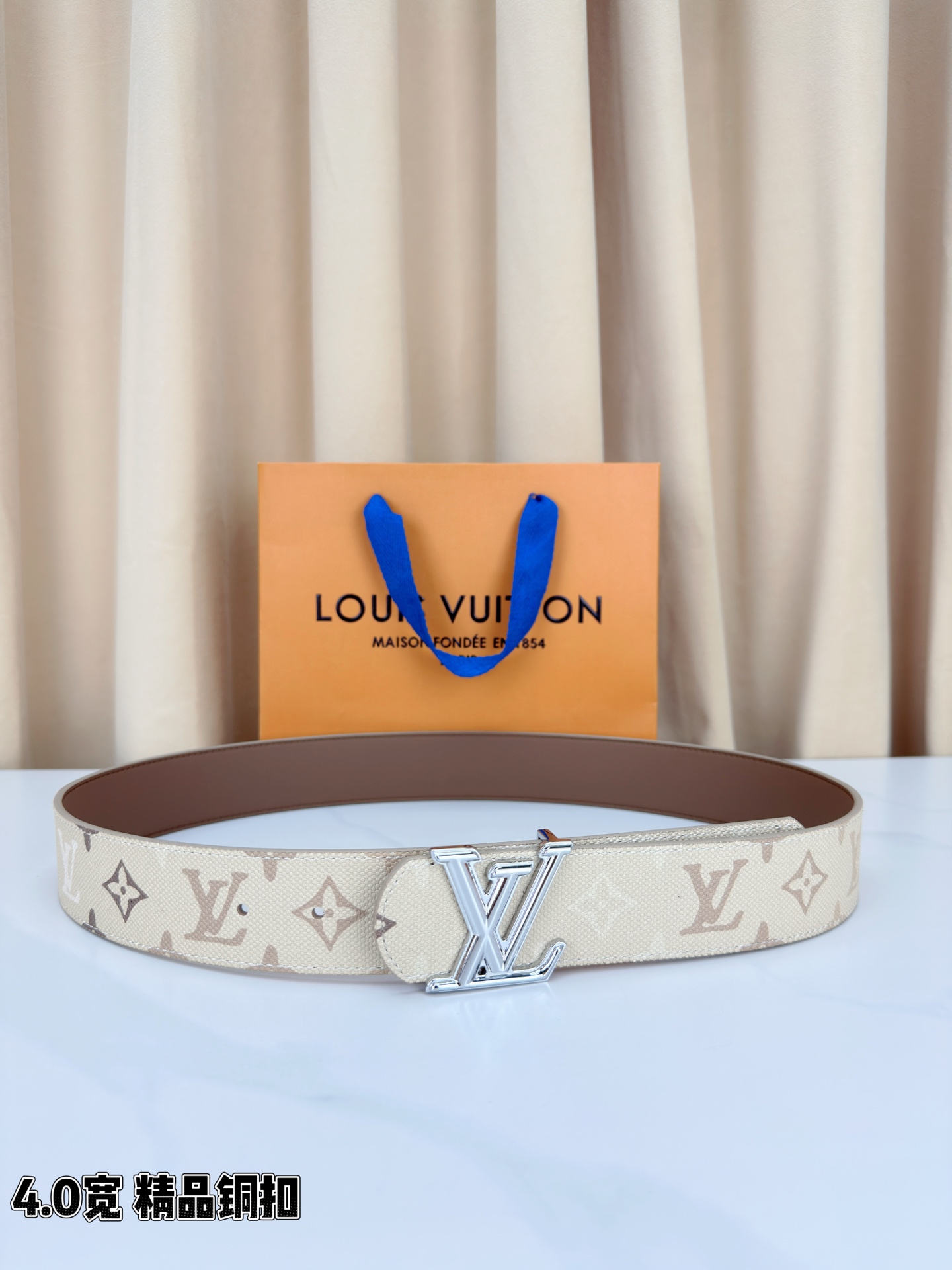 LV路易威登 4.0宽精品铜扣腰带，米白老花涂层帆布铺陈浅棕Monogram印花，细密纹理间尽是诗意风情
