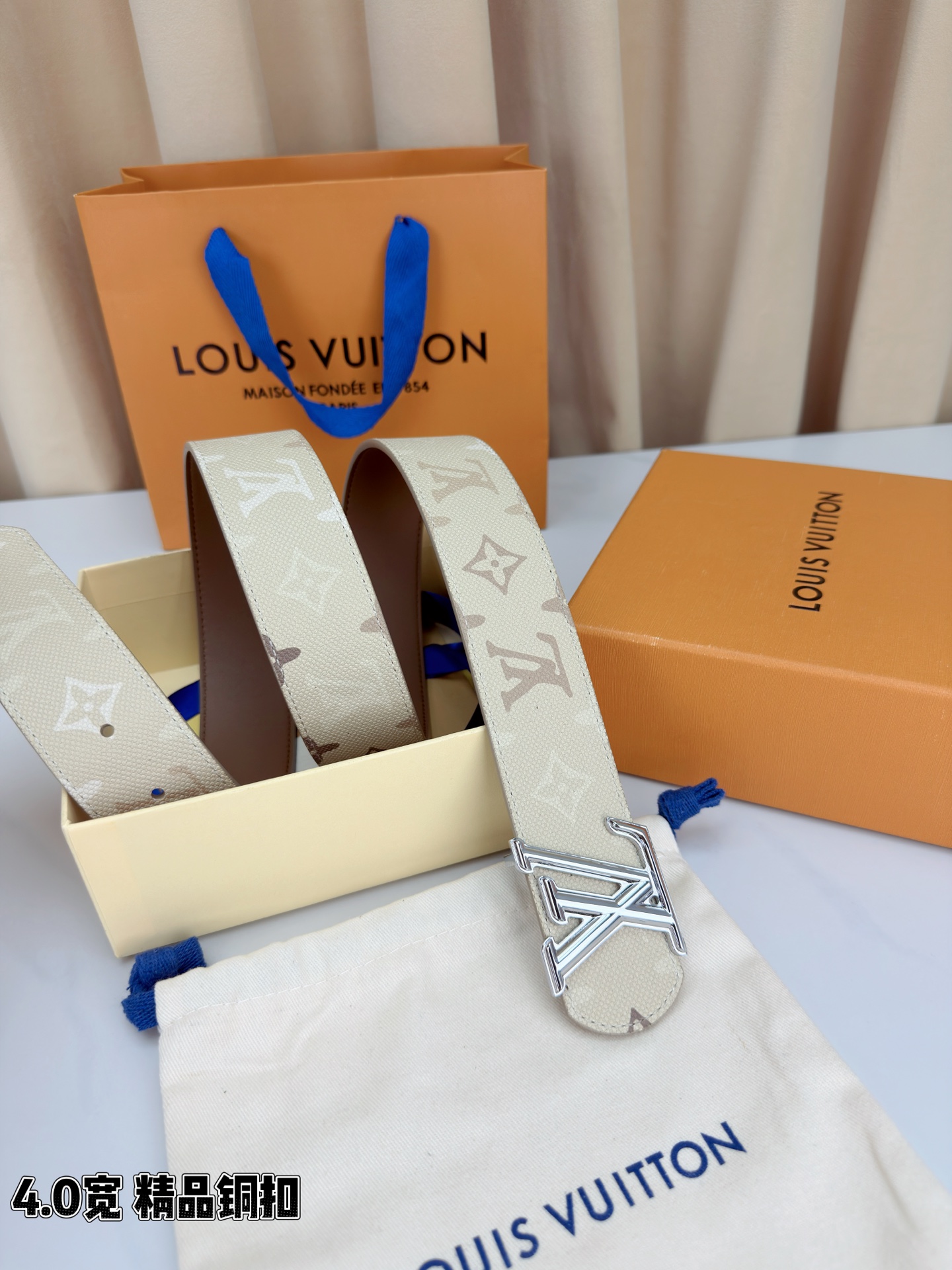 LV路易威登 4.0宽精品铜扣腰带，米白老花涂层帆布铺陈浅棕Monogram印花，细密纹理间尽是诗意风情