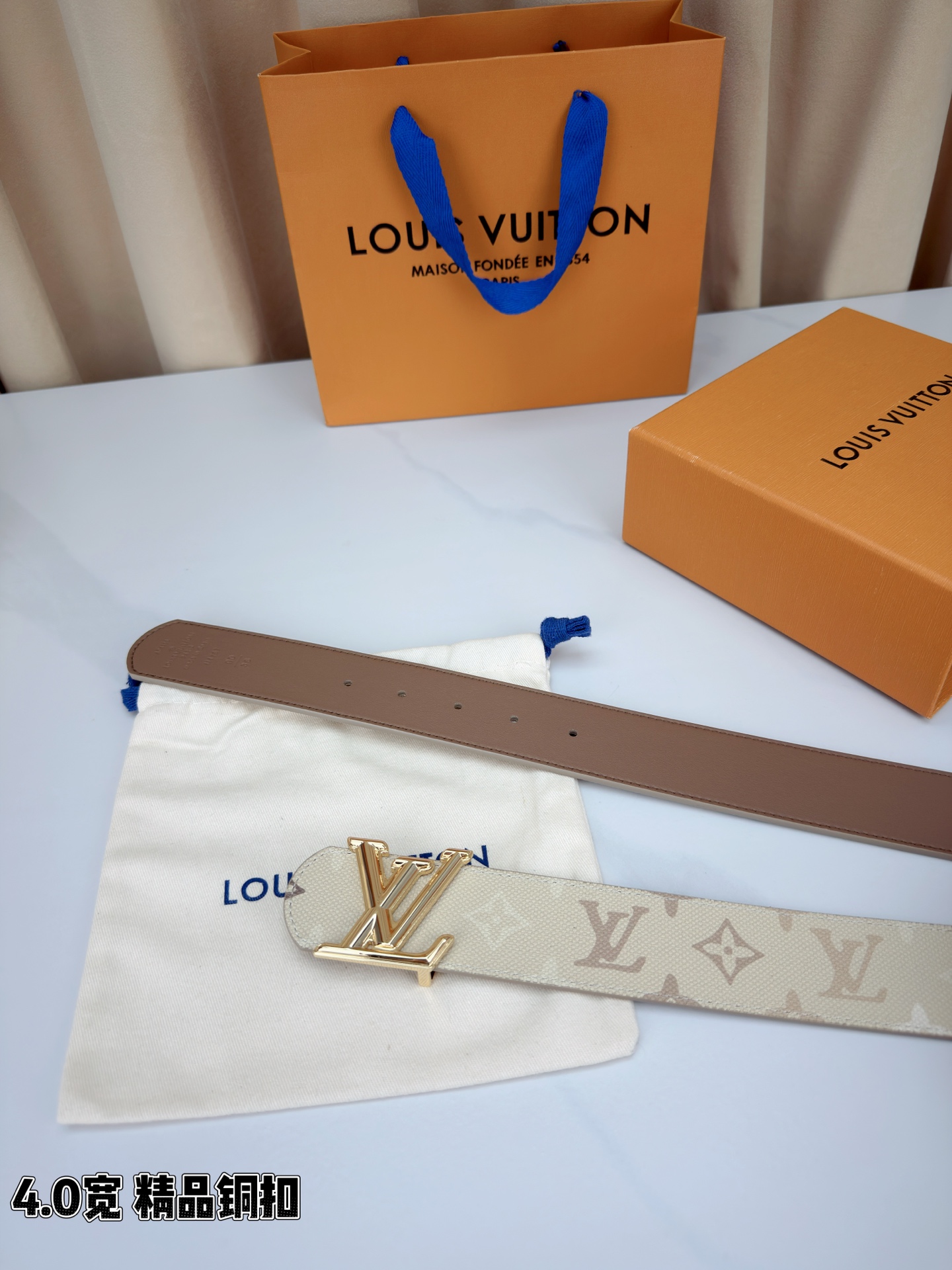 LV路易威登 4.0宽精品铜扣腰带，米白老花涂层帆布铺陈浅棕Monogram印花，细密纹理间尽是诗意风情