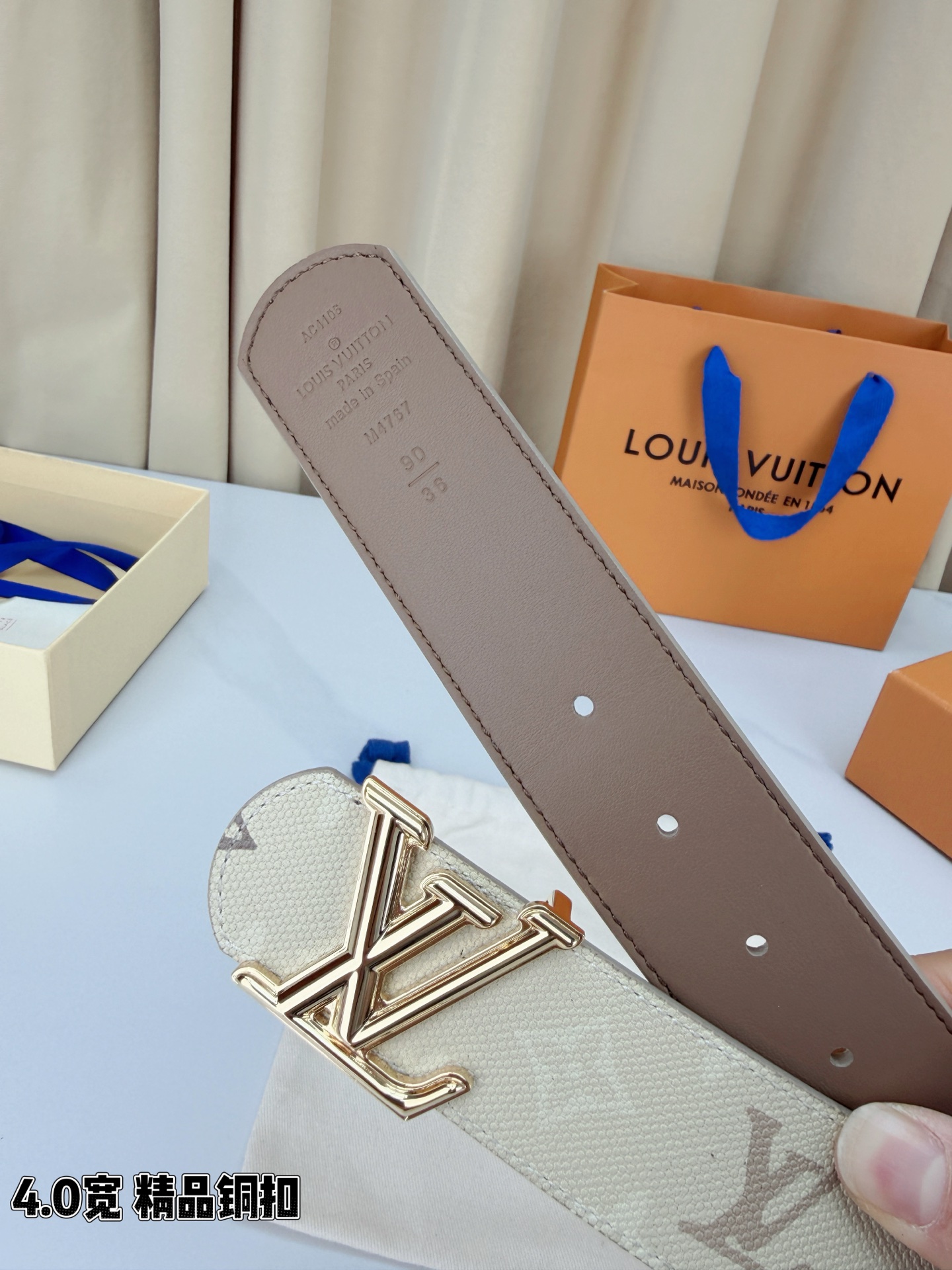 LV路易威登 4.0宽精品铜扣腰带，米白老花涂层帆布铺陈浅棕Monogram印花，细密纹理间尽是诗意风情