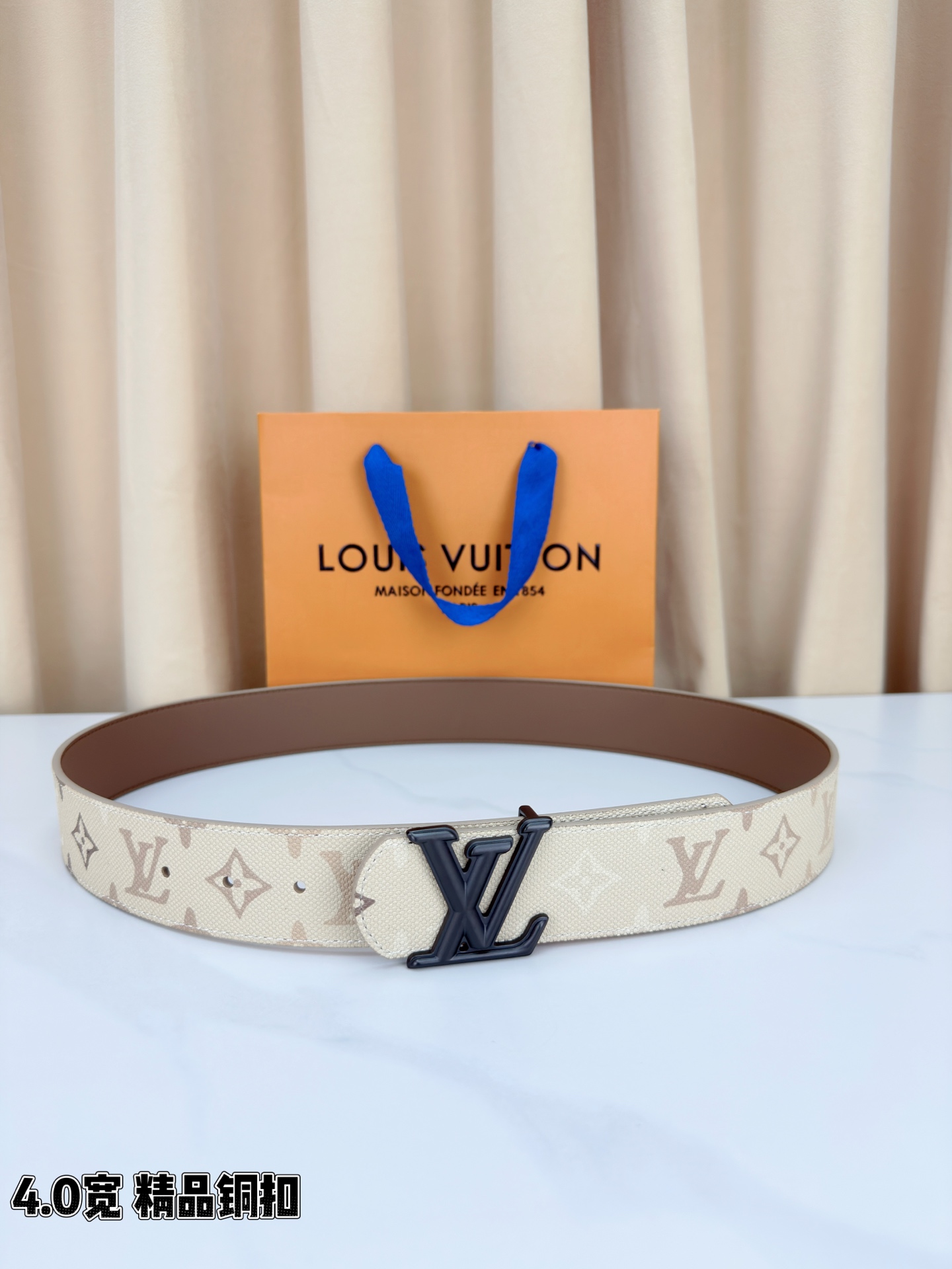 LV路易威登 4.0宽精品铜扣腰带，米白老花涂层帆布铺陈浅棕Monogram印花，细密纹理间尽是诗意风情