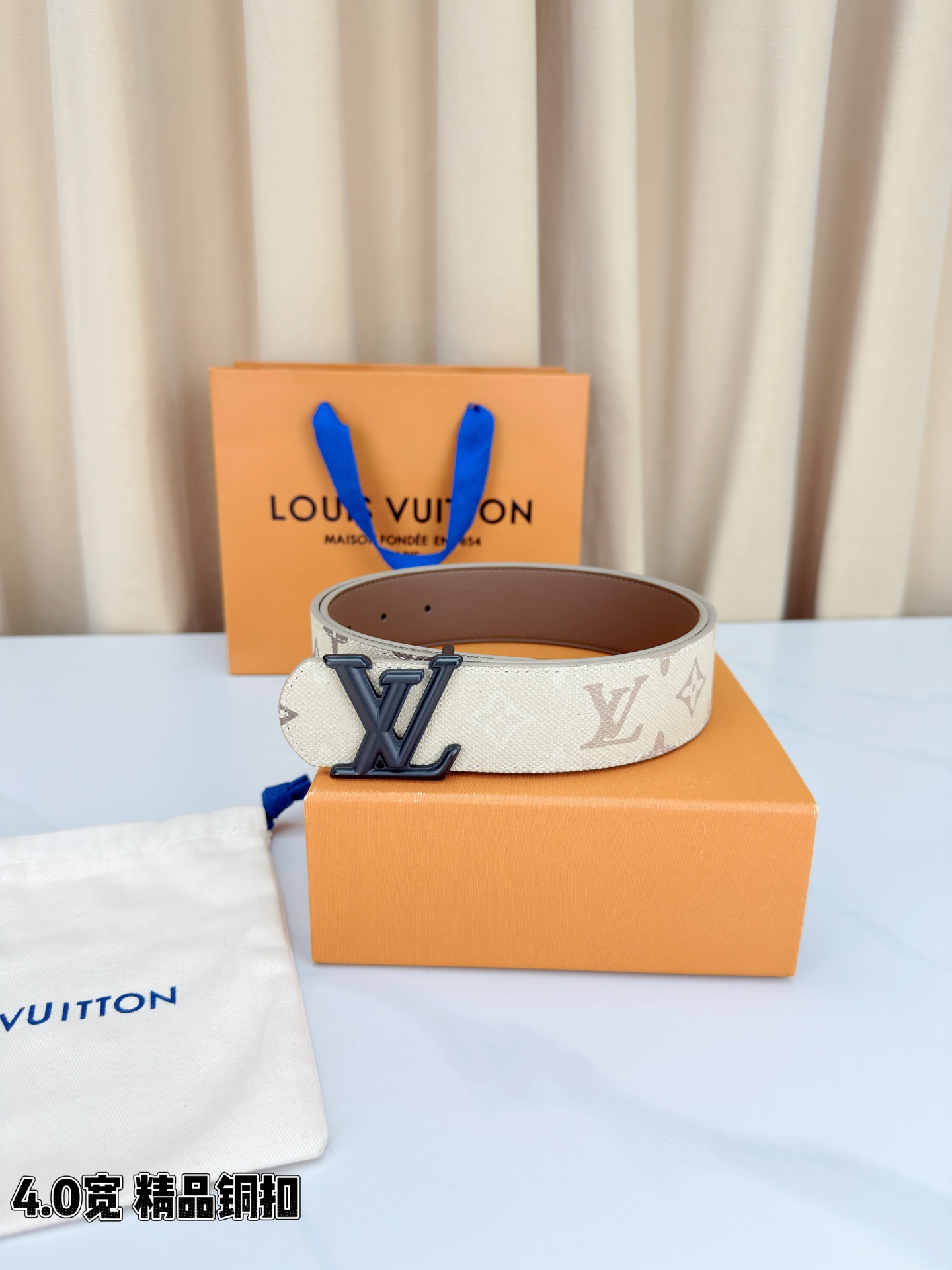 LV路易威登 4.0宽精品铜扣腰带，米白老花涂层帆布铺陈浅棕Monogram印花，细密纹理间尽是诗意风情