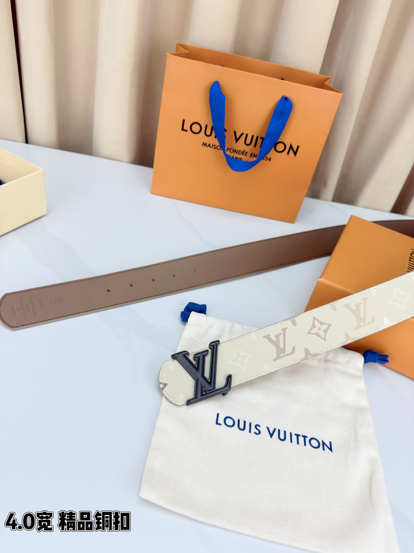 LV路易威登 4.0宽精品铜扣腰带，米白老花涂层帆布铺陈浅棕Monogram印花，细密纹理间尽是诗意风情