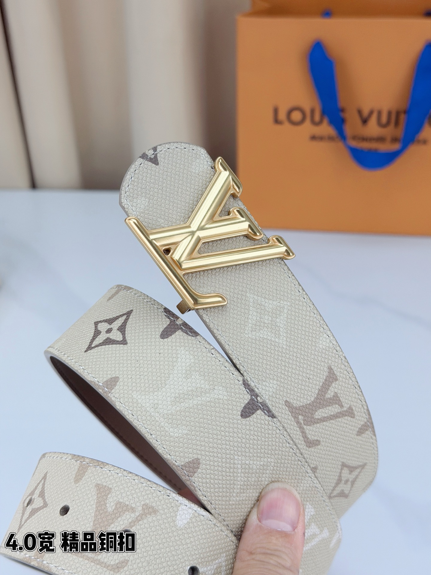 LV路易威登 4.0宽精品铜扣腰带，米白老花涂层帆布铺陈浅棕Monogram印花，细密纹理间尽是诗意风情