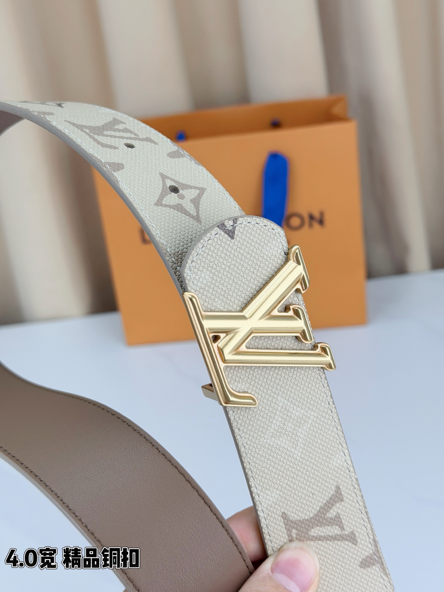 LV路易威登 4.0宽精品铜扣腰带，米白老花涂层帆布铺陈浅棕Monogram印花，细密纹理间尽是诗意风情