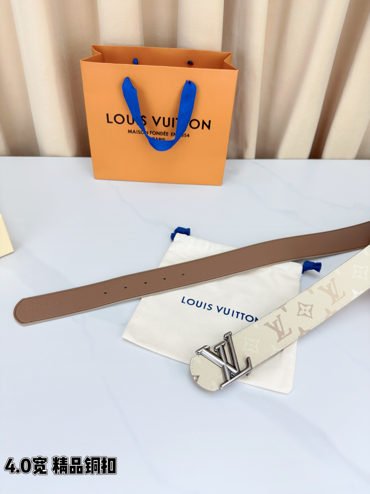 LV路易威登 4.0宽精品铜扣腰带，米白老花涂层帆布铺陈浅棕Monogram印花，细密纹理间尽是诗意风情
