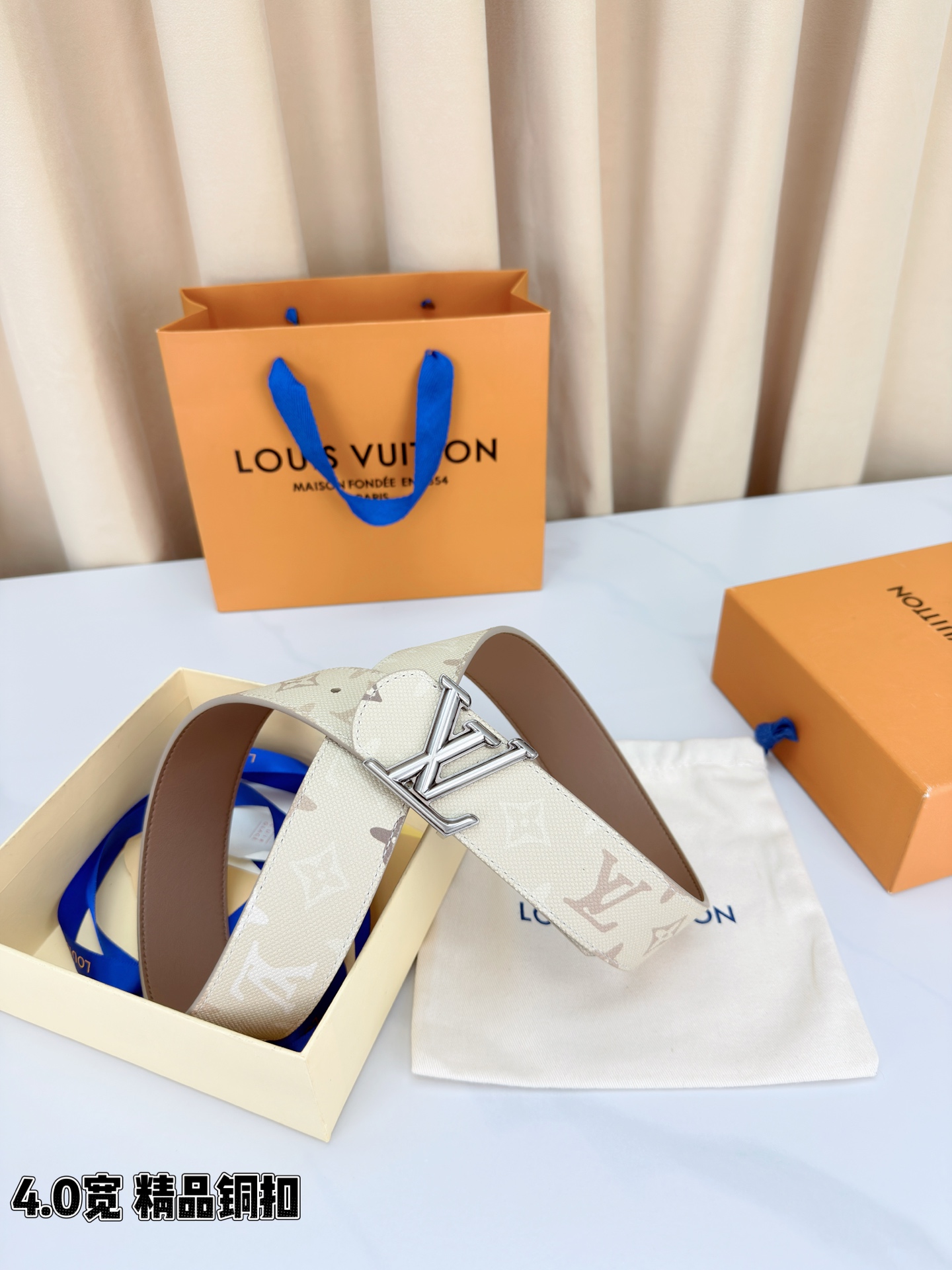 LV路易威登 4.0宽精品铜扣腰带，米白老花涂层帆布铺陈浅棕Monogram印花，细密纹理间尽是诗意风情