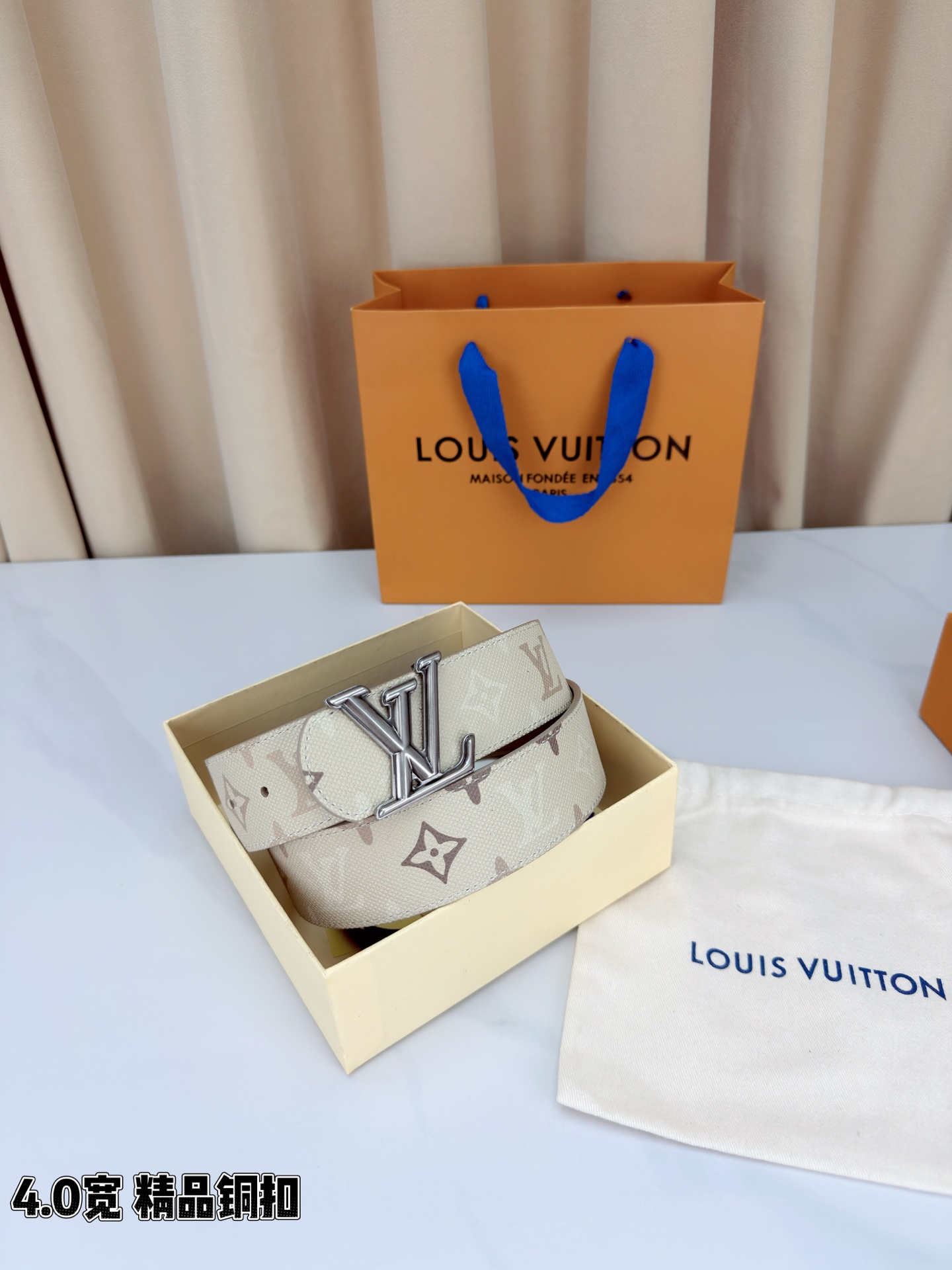 LV路易威登 4.0宽精品铜扣腰带，米白老花涂层帆布铺陈浅棕Monogram印花，细密纹理间尽是诗意风情