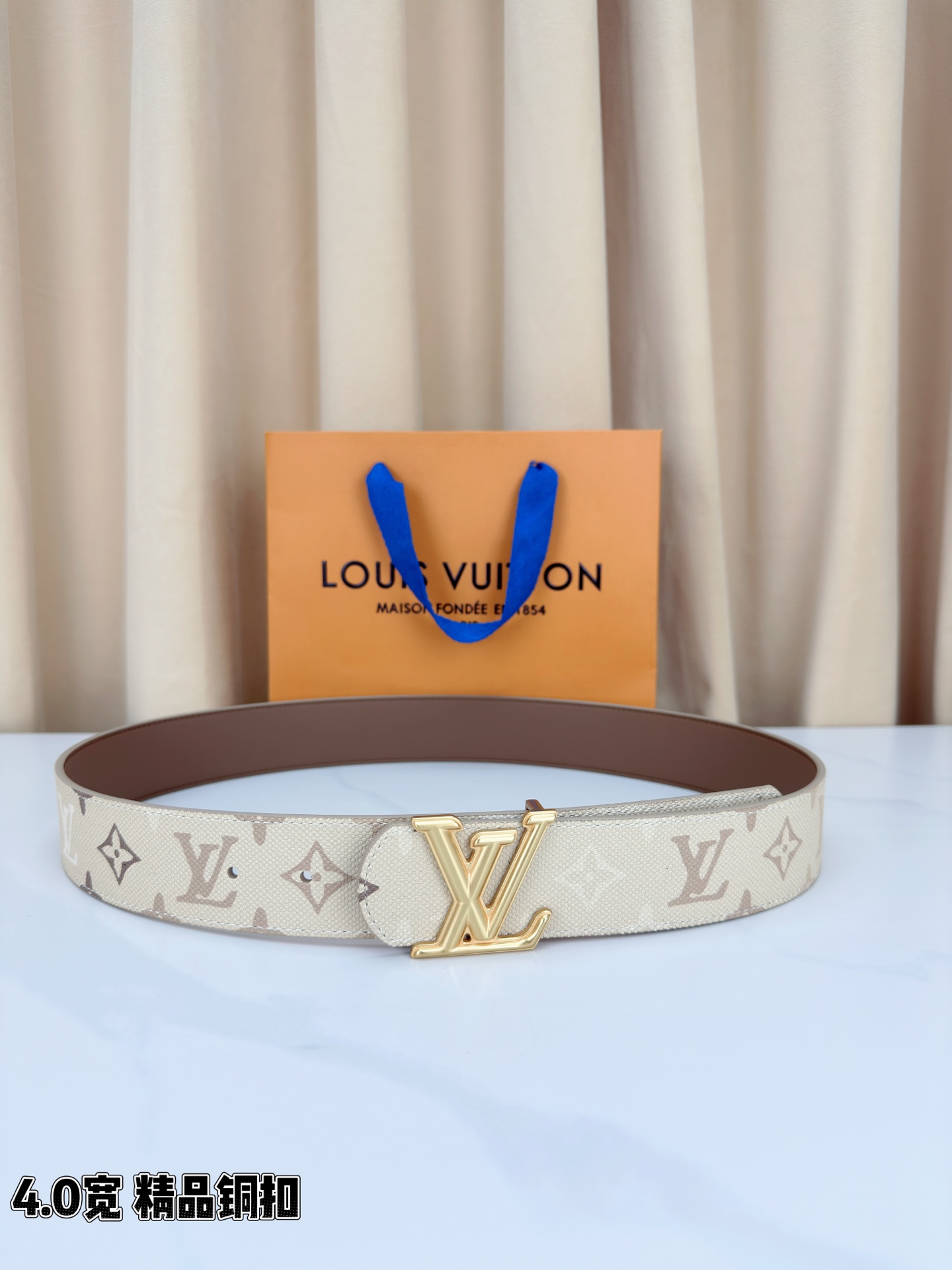 LV路易威登 4.0宽精品铜扣腰带，米白老花涂层帆布铺陈浅棕Monogram印花，细密纹理间尽是诗意风情