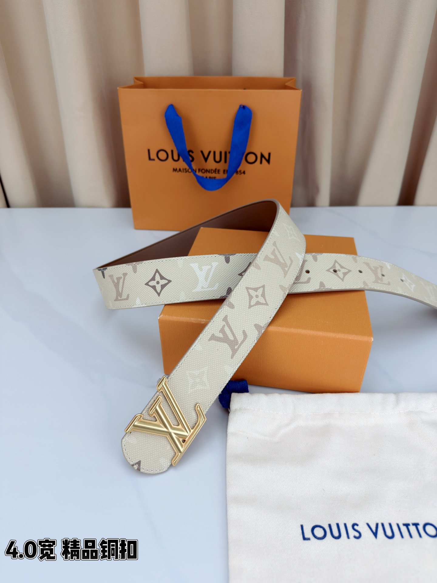 LV路易威登 4.0宽精品铜扣腰带，米白老花涂层帆布铺陈浅棕Monogram印花，细密纹理间尽是诗意风情