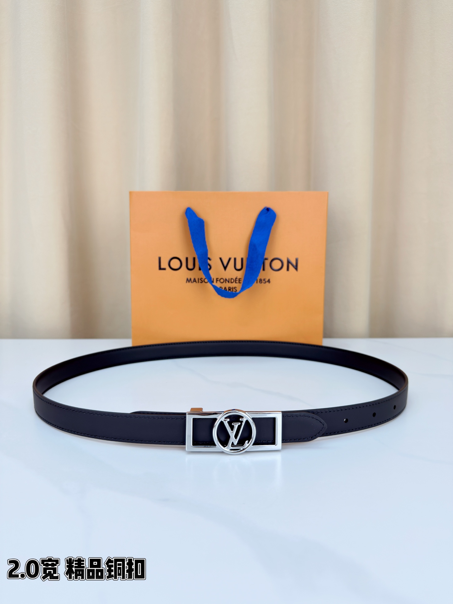 NO:860770,Original order Louis Vuitton 2.0 wide high-quality copper buckle belt, slim and exquisite, neat and stylish. The red matte leather meets the same color topstitching, which is passionate and poetic; the black delicate matte meets calm and low-key luxury. The square frame and round hollow LV logo - the gold buckle shines with luxury and flow, the silver buckle is clear and calm, cold and delicate, French elegance flows gracefully on the waist, belt, louis  vuitton,louis vuitton19860909原单 路易威登2.0宽精品铜扣腰带,纤巧精致,利落有型.正红哑光皮革邂逅同色明线,热情诗意风情；黑色细腻哑光邂逅沉稳低调奢华.方形框架圆形镂空LV标识——金扣熠熠生辉华贵流光,银扣清冽从容冷冽精致,法式优雅温婉流转于腰间,皮带,louis vuitton,louis vuitton,Belt