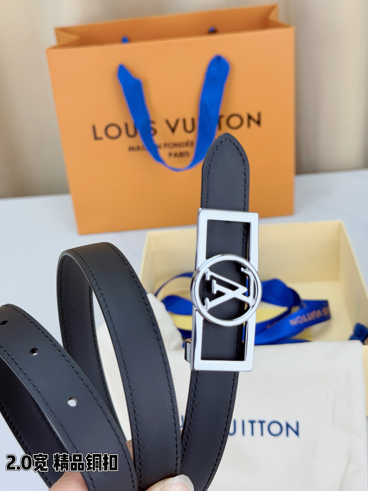 路易威登2.0宽精品铜扣腰带，纤巧精致，利落有型。正红哑光皮革邂逅同色明线，热情诗意风情；黑色细腻哑光邂