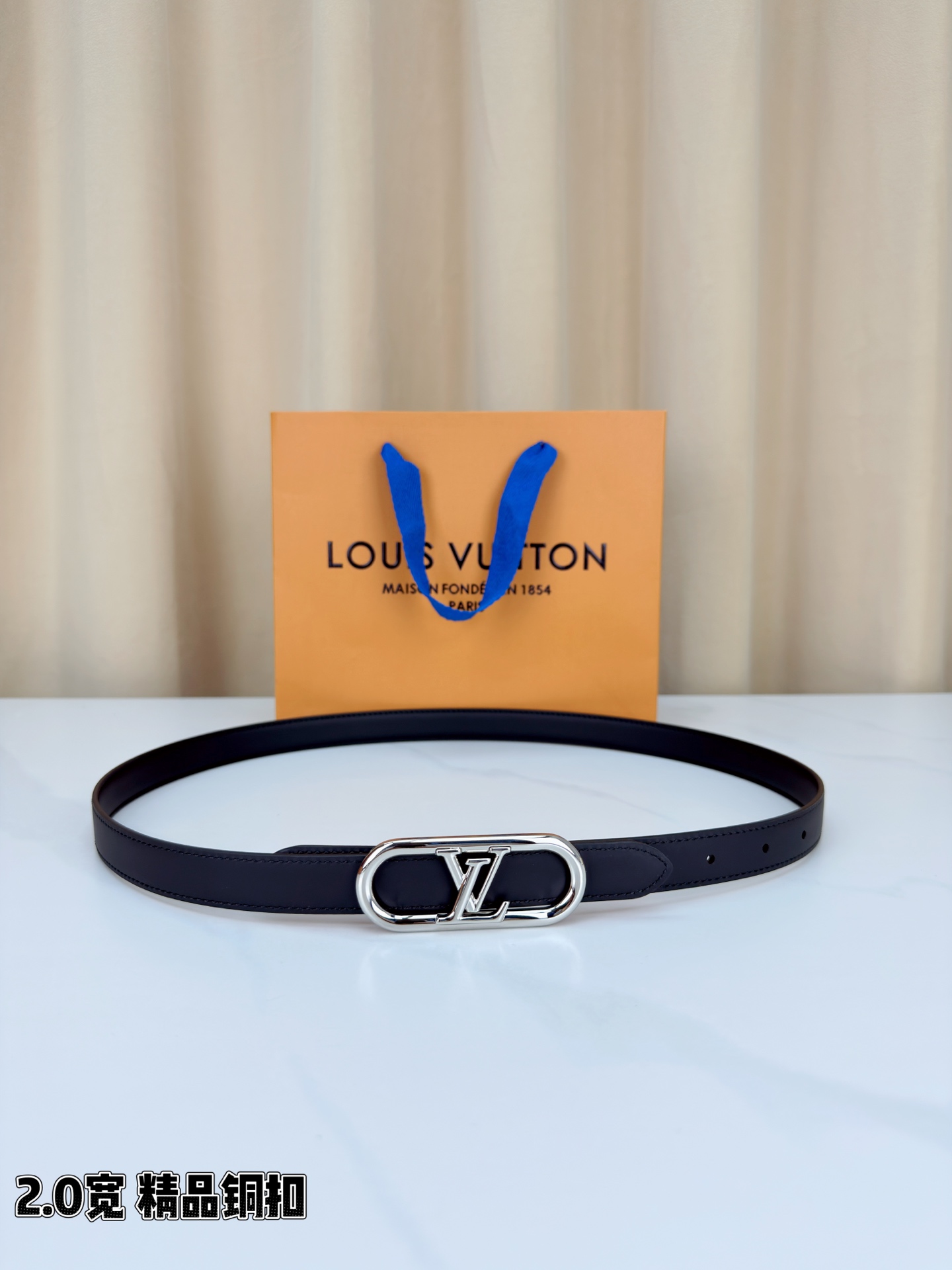NO:860780,Original order Louis Vuitton 2.0 wide high-quality copper buckle belt, slender and neat, exquisite. The bright red is passionate and poetic, the rose red is soft and gentle, and the black matte is low-key luxury - the oval frame LV buckle is shining, the gold buckle is luxurious and flowing, the silver buckle is clear and calm, French elegance blooms quietly on the waist, belt, louis vuitton, louis vuitton19860909原单 路易威登2.0宽精品铜扣腰带,纤细利落,精致入微.正红亮泽热情诗意风情,玫红柔美温婉流转,黑色哑光低调奢华——椭圆形框架LV扣熠熠生辉,金扣华贵流光,银扣清冽从容,法式优雅于腰间悄然绽放,皮带,louis vuitton,louis vuitton,Belt