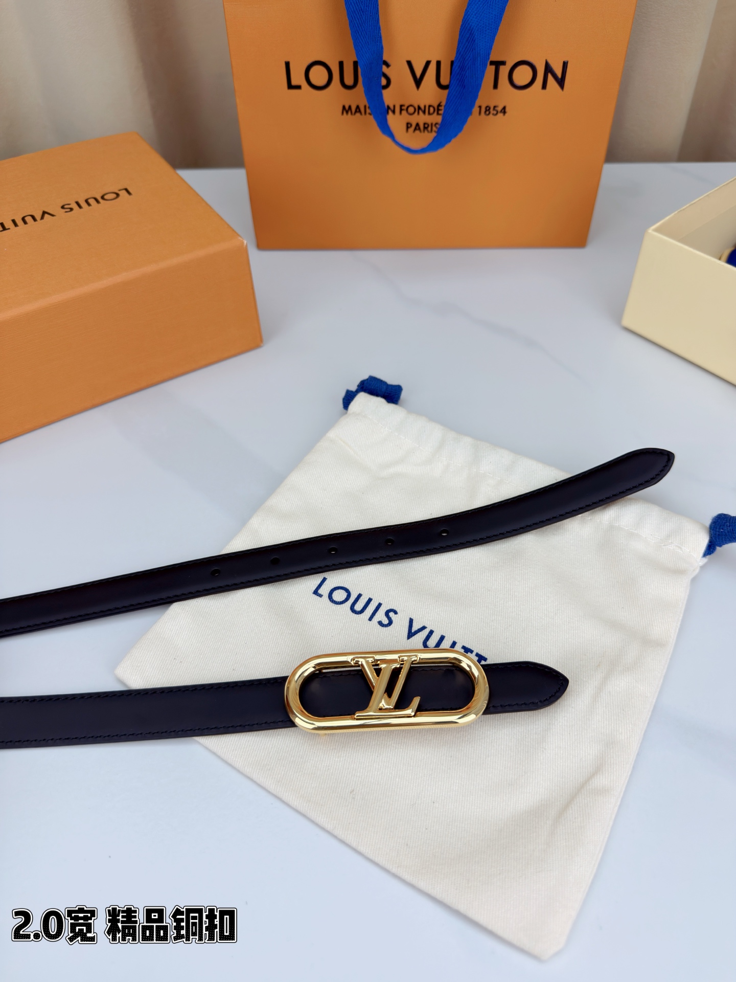 路易威登2.0宽精品铜扣腰带，纤细利落，精致入微。正红亮泽热情诗意风情，玫红柔美温婉流转，黑色哑光低调奢