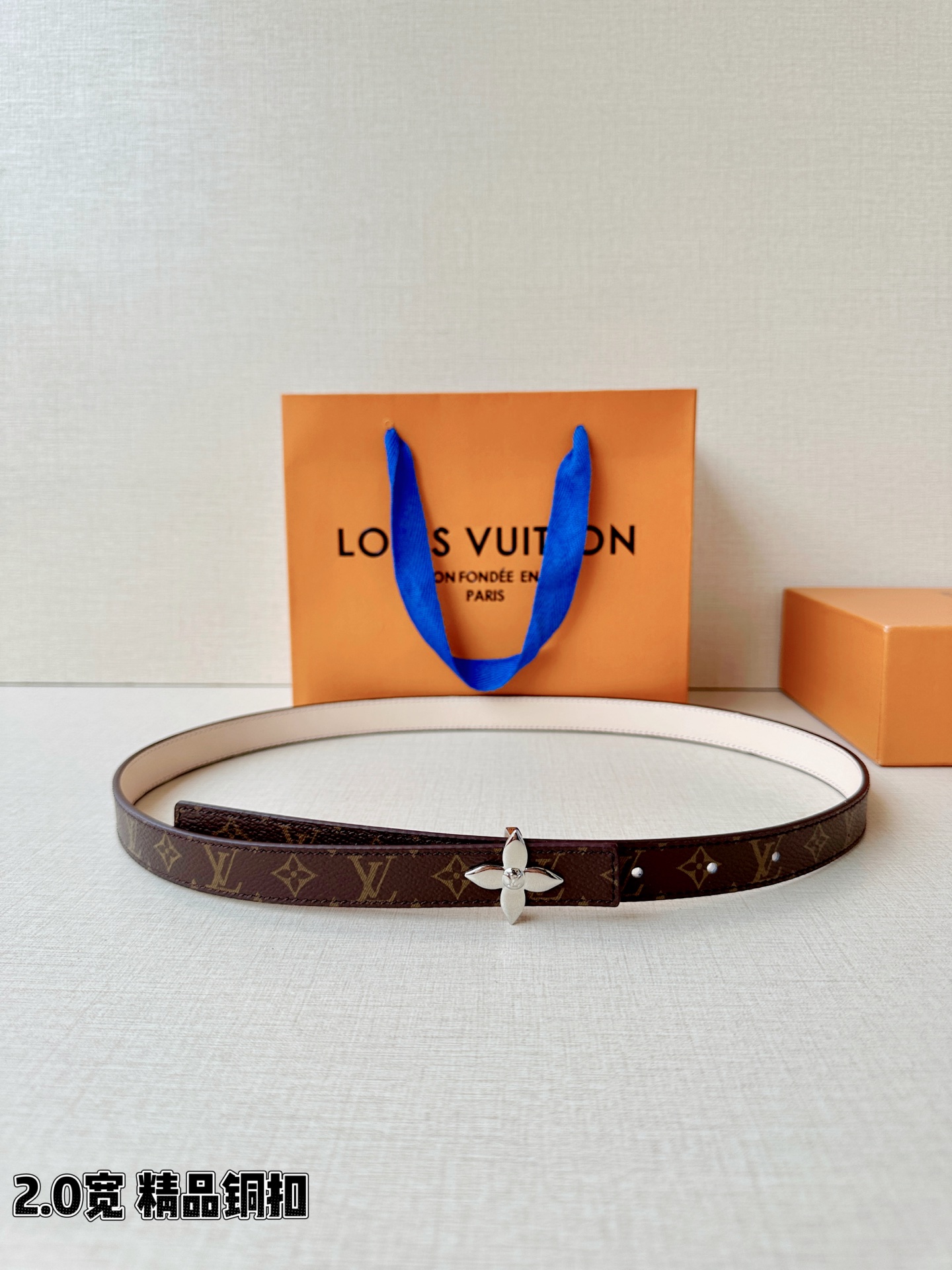 NO:860791,Original order Louis Vuitton 2.0 wide high-quality copper buckle belt, dark brown old flower meets light gold print, delicate coating texture, low-key luxury. Four-leaf flower three-dimensional buckle shines - the gold buckle is brushed and luxurious, the silver buckle is polished and clear, the French elegant and poetic style quietly blooms on the waist, belt, louis vuitton19860909原单 路易威登2.0宽精品铜扣腰带,深棕老花邂逅浅金印花,细腻涂层肌理低调奢华.四叶花立体扣熠熠生辉——金扣拉丝华贵流光,银扣抛光清冽从容,法式优雅诗意风情于腰间悄然绽放,皮带,louis vuitton,Belt