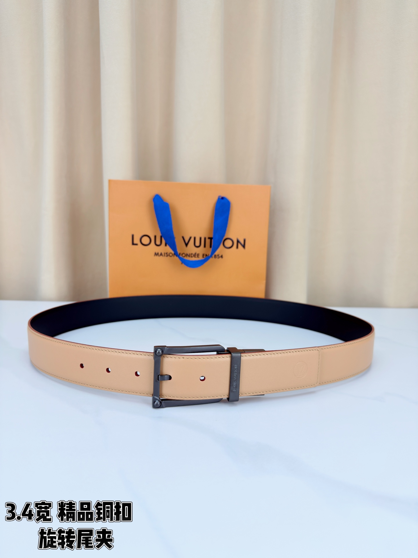 NO:860802,Original order Louis Vuitton 3.4 wide fine copper buckle rotating tail clip belt, light nude color lychee pattern meets the same color topstitch, warm texture and poetic style. Square pin buckle with rotating tail clip, one buckle and one twist French elegance - the gold buckle is luxurious and shining, the silver buckle is clear and calm, the gun gray is calm and low-key luxury, flowing gently on the waist, belt, louis vuitton19860909原单 路易威登3.4宽精品铜扣旋转尾夹腰带,浅裸色荔枝纹邂逅同色明线,温润肌理诗意风情.方形针扣搭配旋转尾夹,一扣一旋法式优雅——金扣华贵流光熠熠生辉,银扣清冽从容,枪灰沉稳低调奢华,温婉流转于腰间,皮带,louis vuitton,Belt