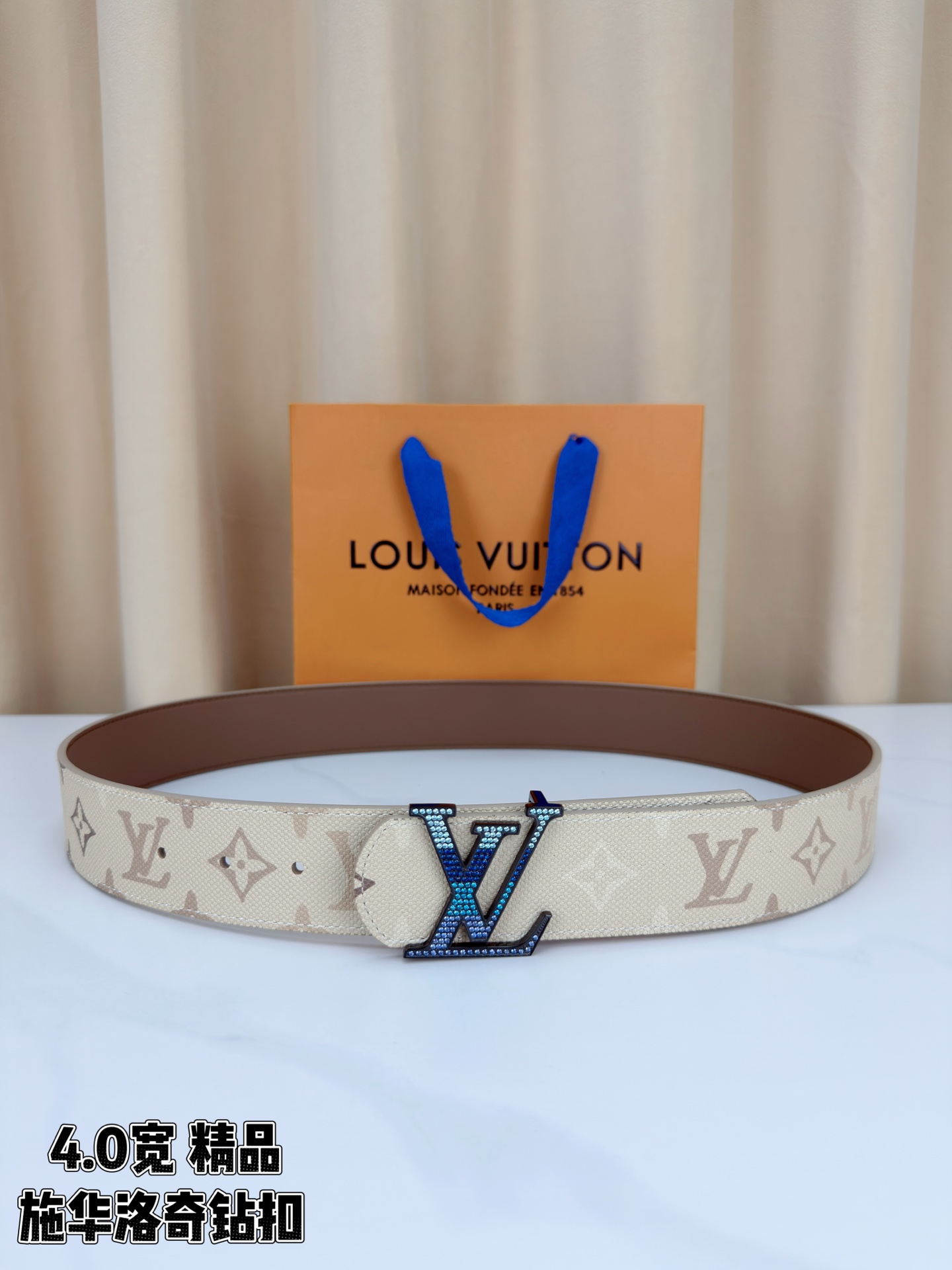 NO:860813,Original order Louis Vuitton 4.0 wide Swarovski diamond buckle belt, off-white presbyopia meets light brown classic, canvas texture is low-key and luxurious. LV letter-shaped buckle is inlaid with gradient blue-tone rhinestones, from light lake blue to deep sapphire blue, the poetic style is shining brightly, French elegance flows gracefully on the waist, belt, louis vuitton, louis vuitton19860909原单 路易威登4.0宽施华洛奇钻扣腰带,米白老花邂逅浅棕经典,帆布肌理低调奢华.LV字母造型扣镶嵌渐变蓝调水钻,从浅湖蓝到深邃宝蓝,熠熠生辉间诗意风情璀璨绽放,法式优雅温婉流转于腰间,皮带,louis vuitton,louis vuitton,Belt