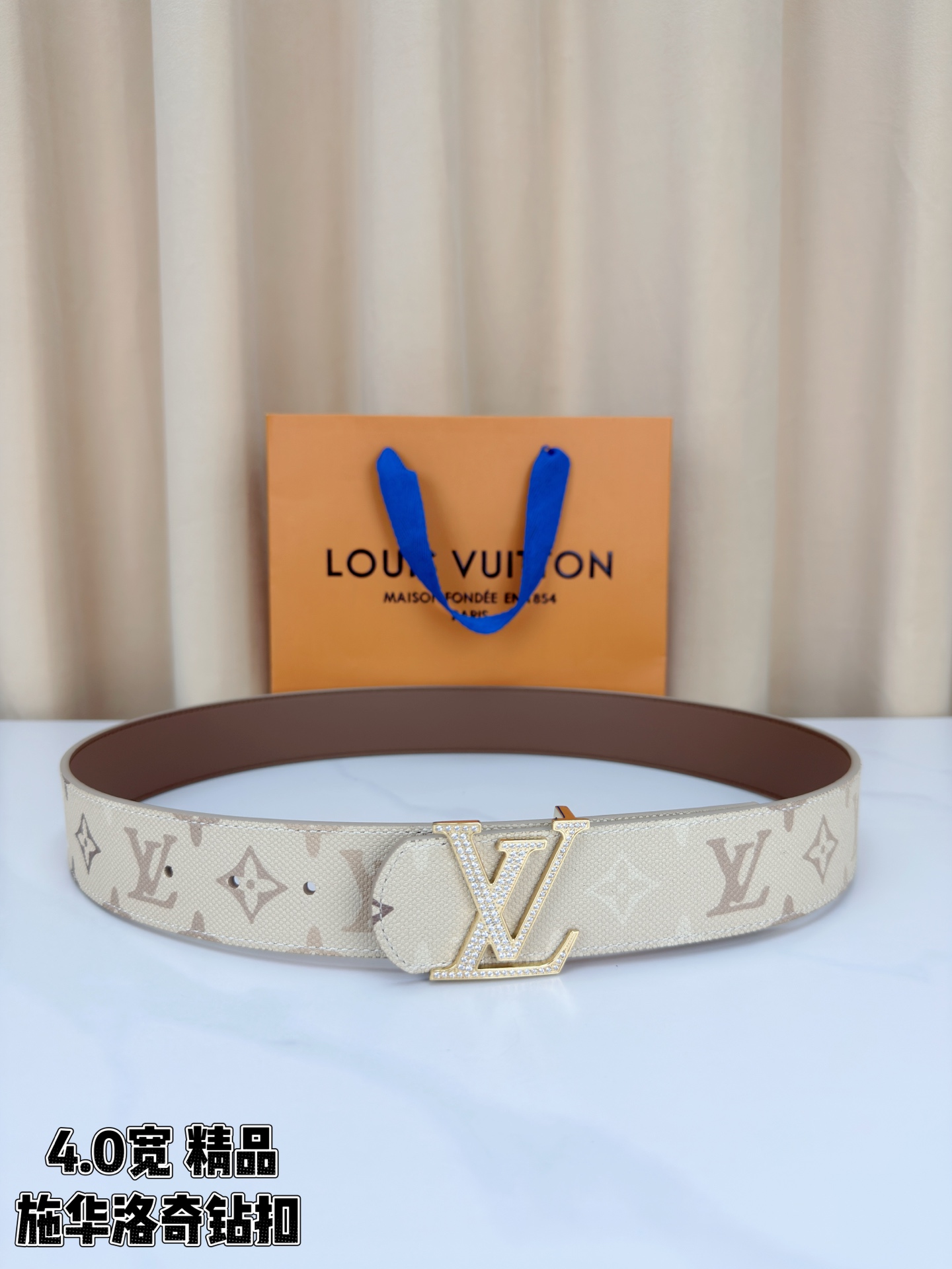 NO:860823,Original order Louis Vuitton 4.0 wide Swarovski diamond buckle belt, off-white old flower meets light brown classic, dazzling in low-key luxury. LV letter shape full diamond buckle - the gold edge is luxurious and shining, the silver edge is clear and shining, French elegance and poetic style are all on the waist, belt, louis vuitton, louis vuitton19860909原单 路易威登4.0宽施华洛奇钻扣腰带,米白老花邂逅浅棕经典,低调奢华中璀璨绽放.LV字母造型满钻扣——金边华贵熠熠生辉,银边清冽流光溢彩,法式优雅诗意风情尽在腰间,皮带,louis vuitton,louis vuitton,Belt