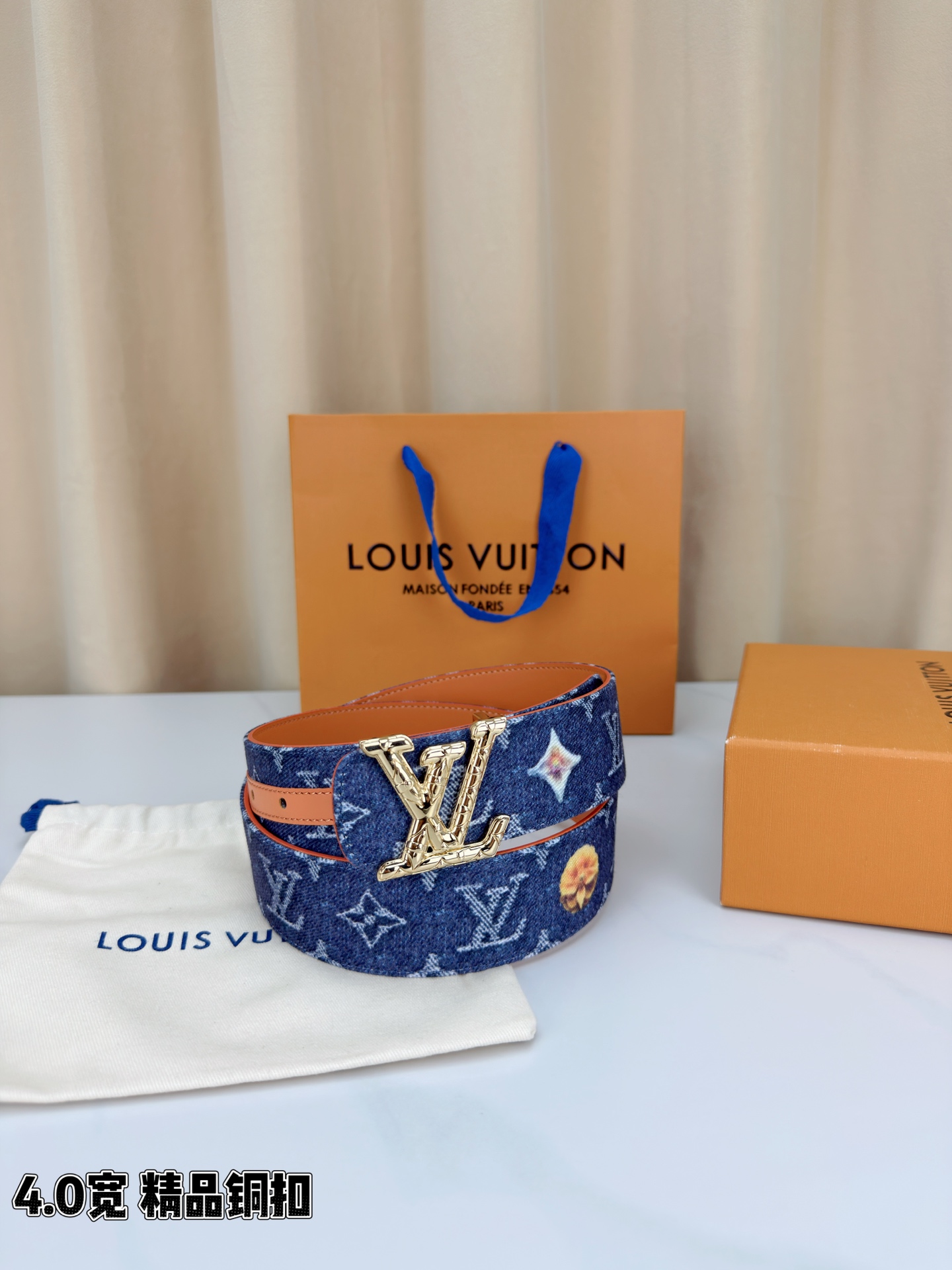 路易威登4.0宽精品铜扣腰带，深蓝丹宁邂逅白色老花，牛仔肌理诗意风情跃然腰间。内侧暖橙皮革温婉流转，LV