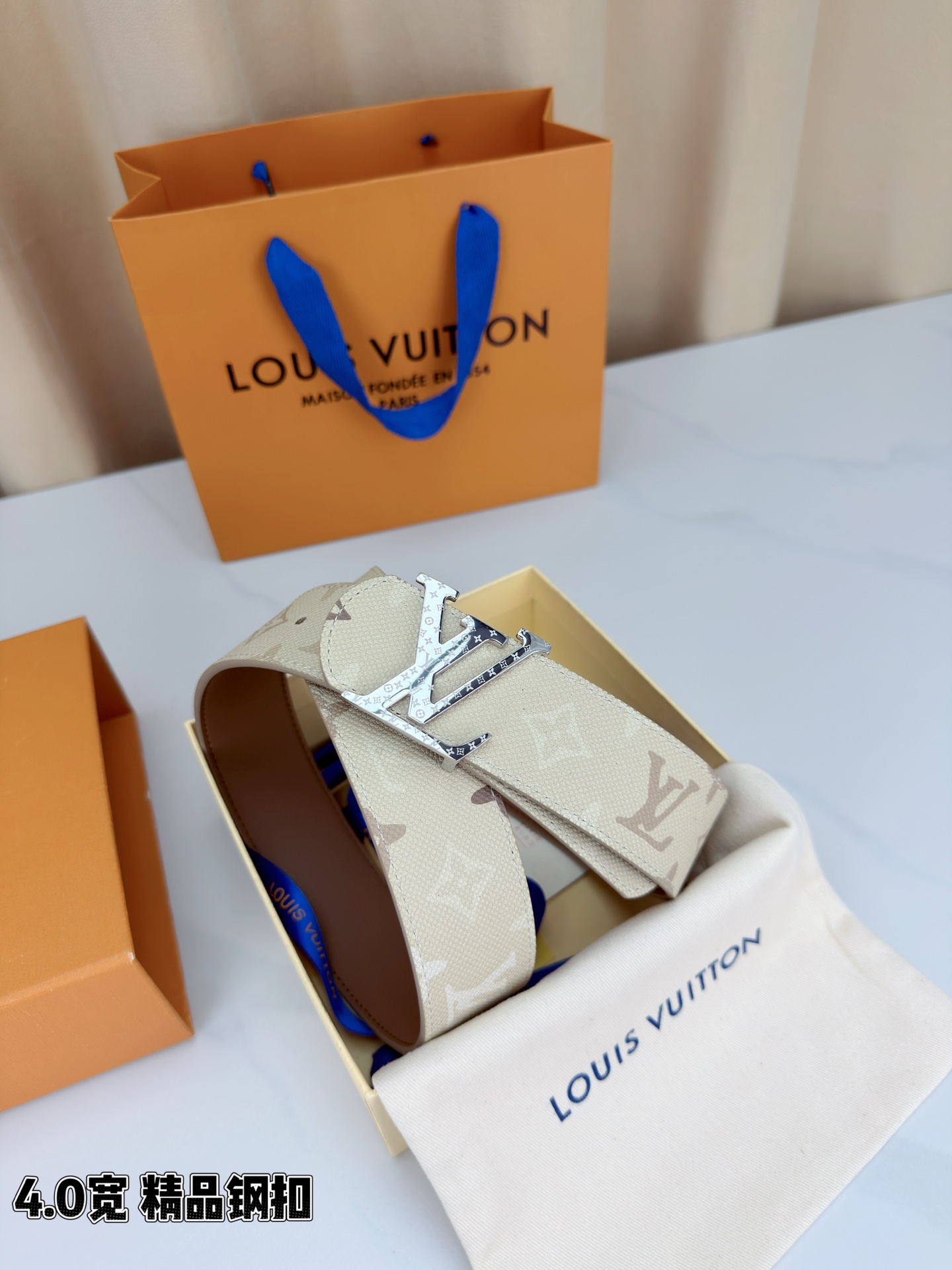 路易威登4.0宽精品钢扣腰带，米白老花帆布邂逅浅棕印花，细腻肌理低调奢华。LV字母造型精品扣+迷你老花暗