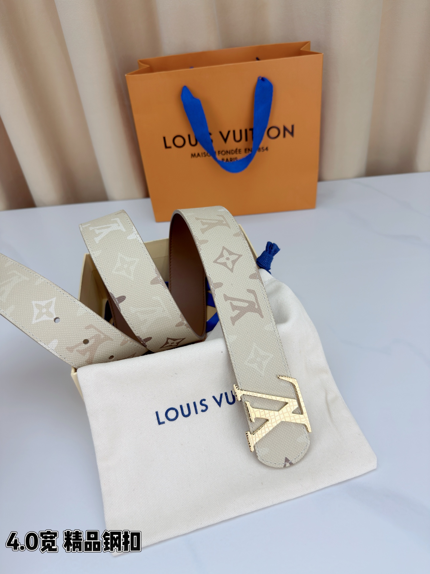 路易威登4.0宽精品钢扣腰带，米白老花帆布邂逅浅棕印花，十字纹肌理细腻雅致。LV字母造型精品扣+鳄鱼纹浮