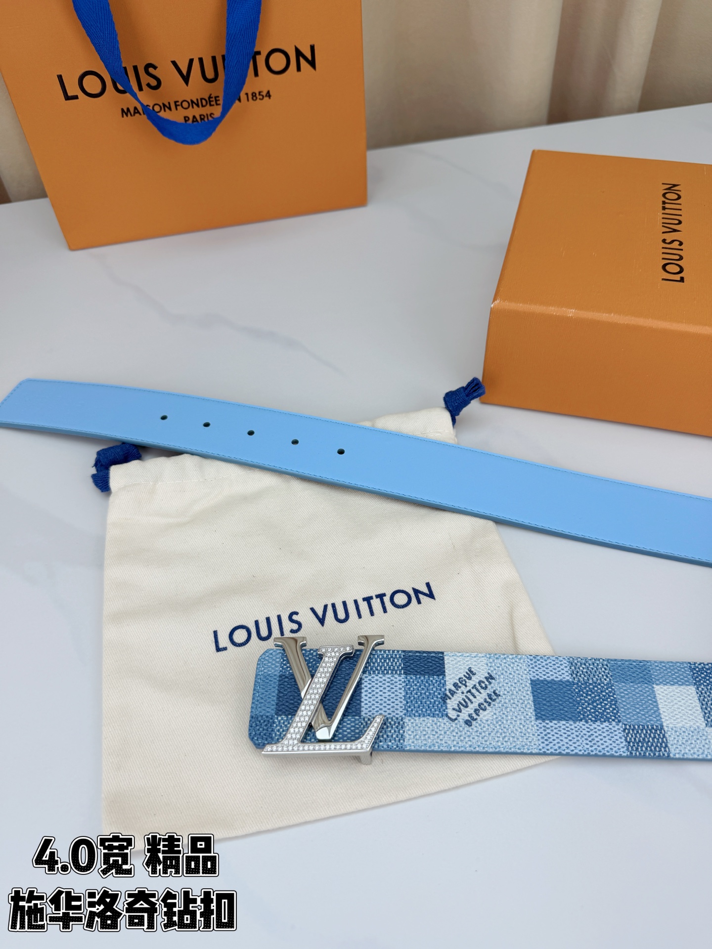 路易威登4.0宽精品施华洛奇钻扣腰带，深浅蓝撞色格纹邂逅织物质感，蓝调诗意悄然绽放。LV字母造型满钻扣—