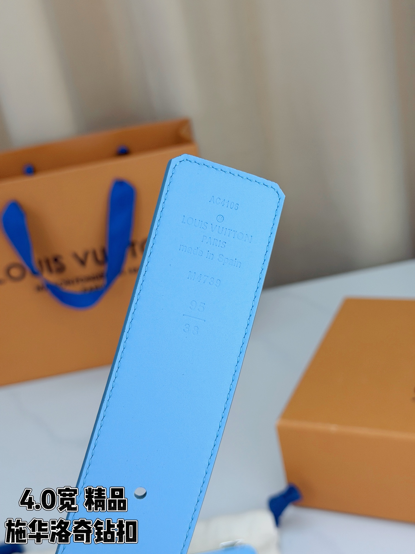 路易威登4.0宽精品施华洛奇钻扣腰带，深浅蓝撞色格纹邂逅织物质感，蓝调诗意悄然绽放。LV字母造型满钻扣—