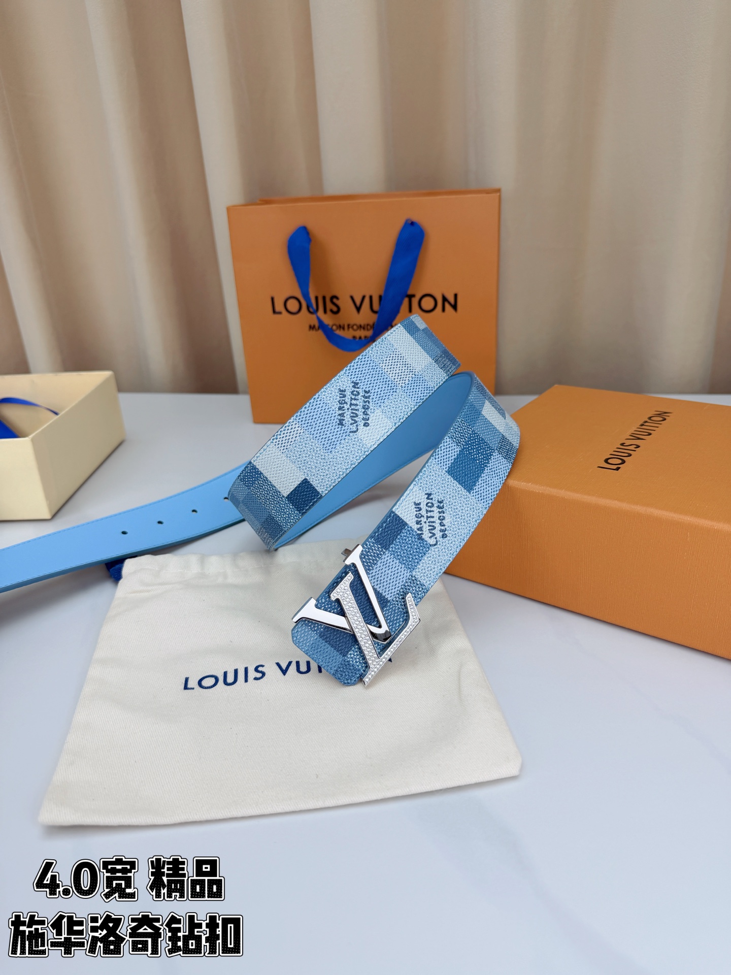 路易威登4.0宽精品施华洛奇钻扣腰带，深浅蓝撞色格纹邂逅织物质感，蓝调诗意悄然绽放。LV字母造型满钻扣—