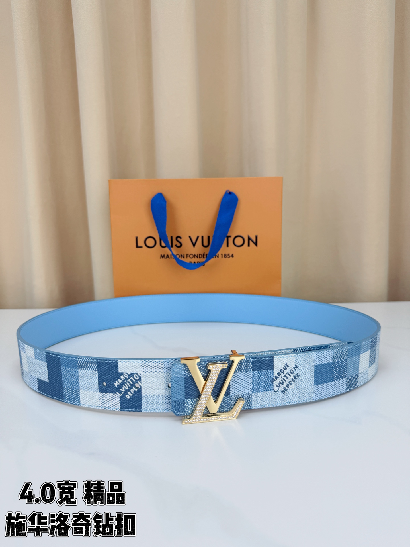 路易威登4.0宽精品施华洛奇钻扣腰带，深浅蓝撞色格纹邂逅织物质感，蓝调诗意悄然绽放。LV字母造型满钻扣—