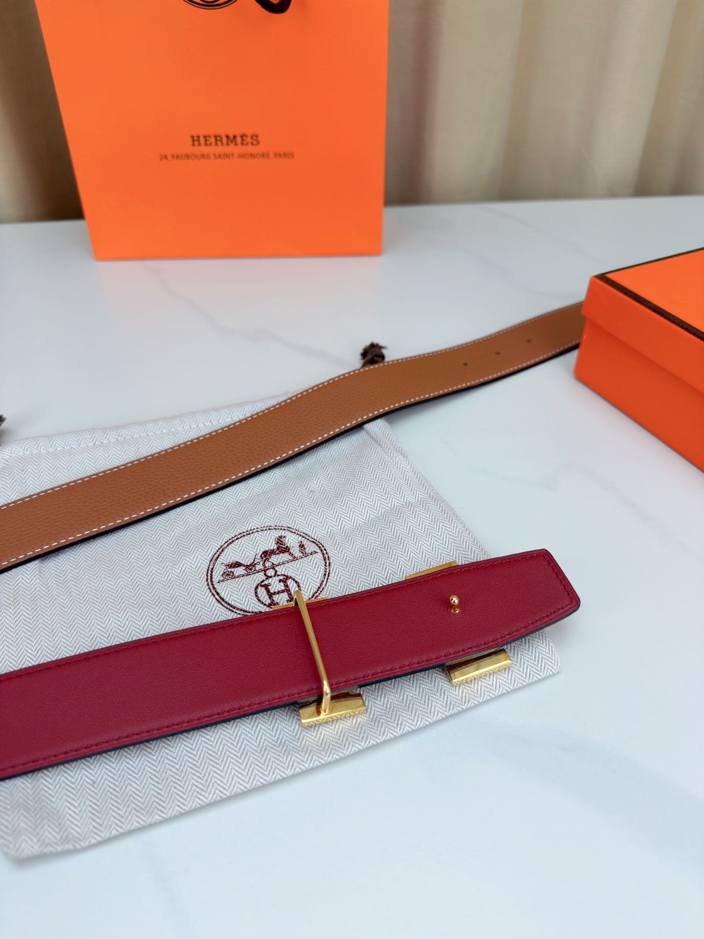 3.8宽精品钢扣，爱马仕尊享腰带。枣红皮革底经典永恒，银黑 金黑H扣奢华夺目，雕花民族风纹饰独特，橙色纸