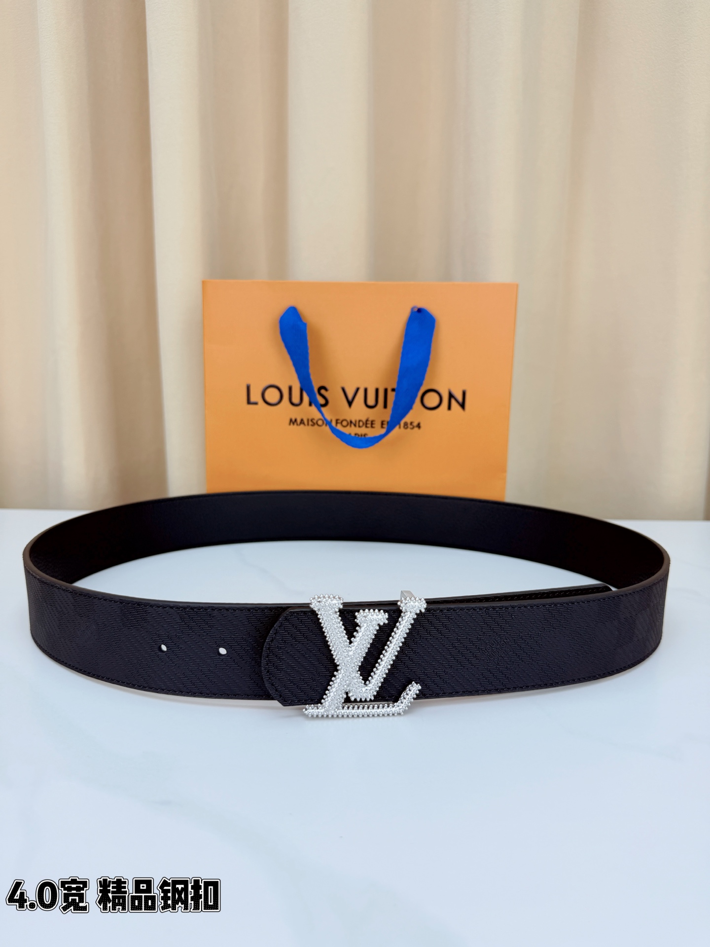 LV路易威登 4.0宽精品钢扣腰带，黑色皮革铺陈十字纹与格纹肌理，暗纹流转间尽是低调奢华。满镶金珠、银珠