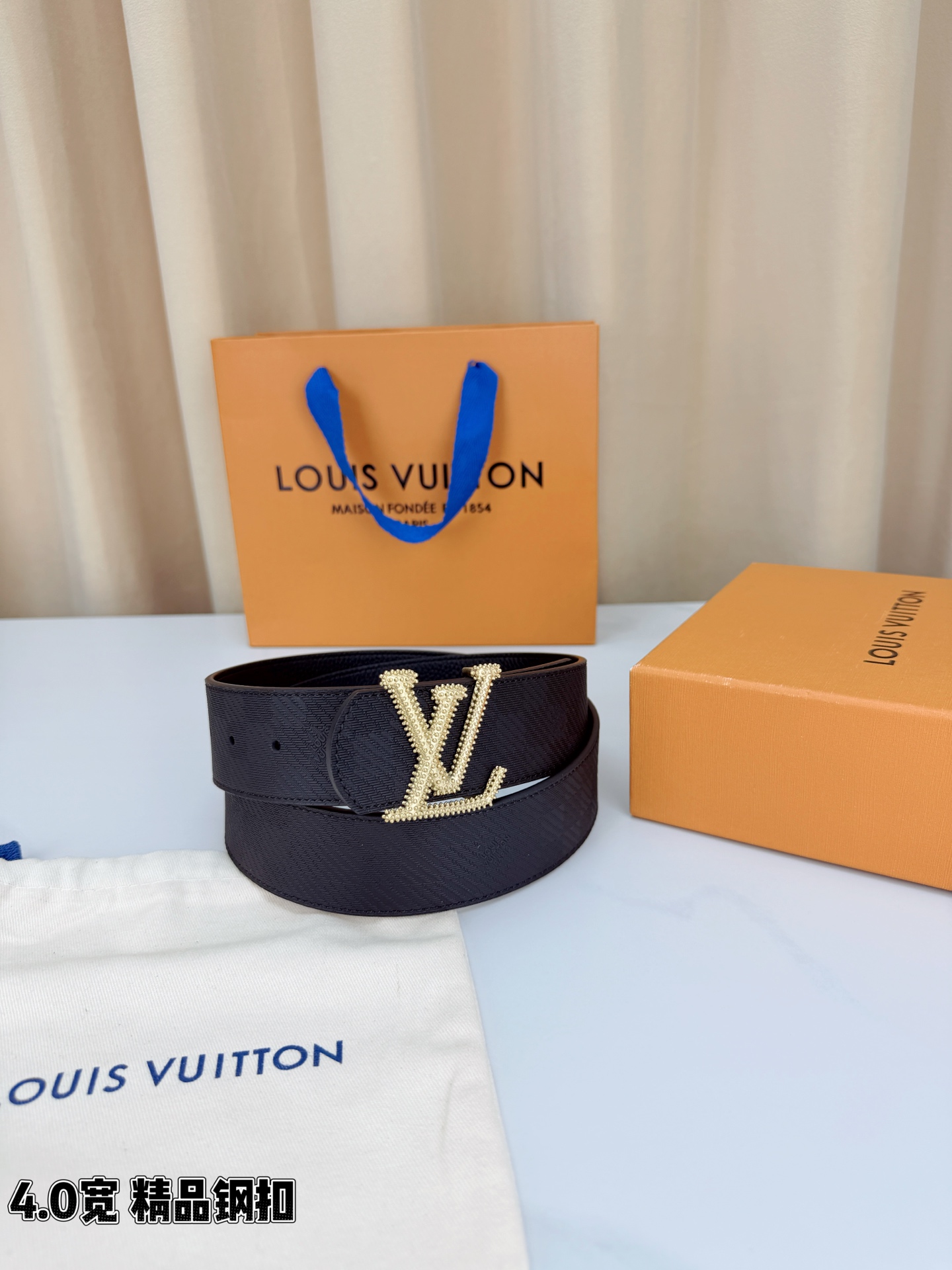 LV路易威登 4.0宽精品钢扣腰带，黑色皮革铺陈十字纹与格纹肌理，暗纹流转间尽是低调奢华。满镶金珠、银珠