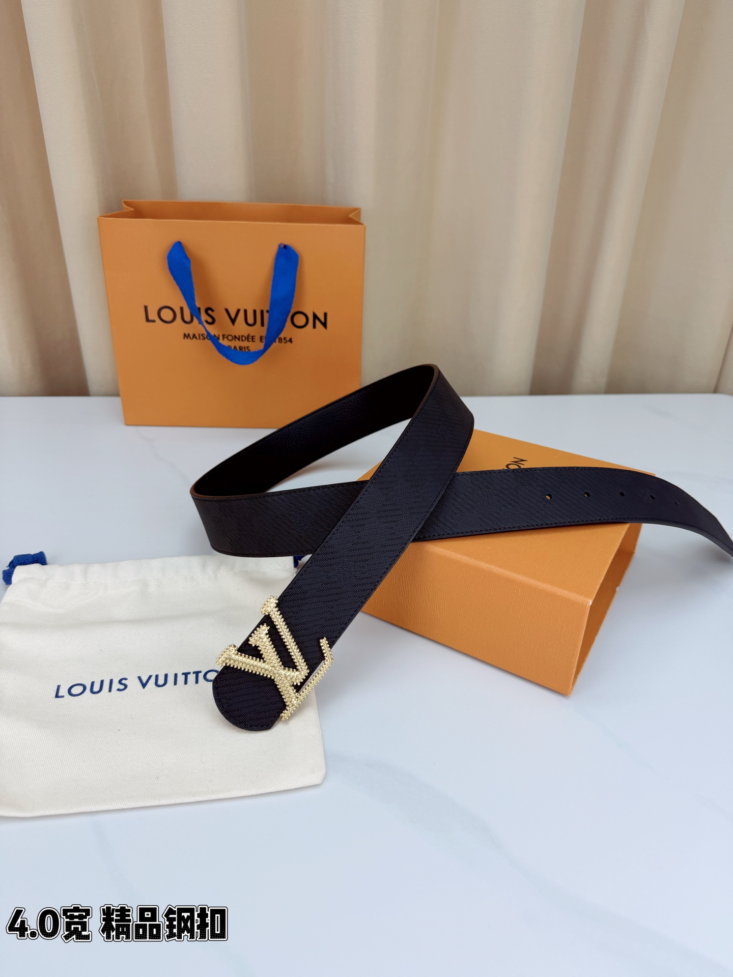 LV路易威登 4.0宽精品钢扣腰带，黑色皮革铺陈十字纹与格纹肌理，暗纹流转间尽是低调奢华。满镶金珠、银珠