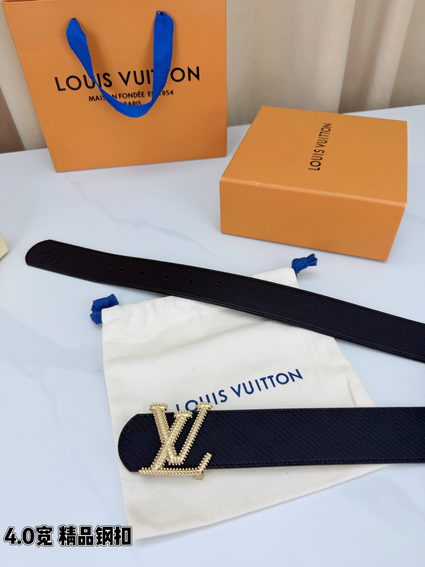 LV路易威登 4.0宽精品钢扣腰带，黑色皮革铺陈十字纹与格纹肌理，暗纹流转间尽是低调奢华。满镶金珠、银珠