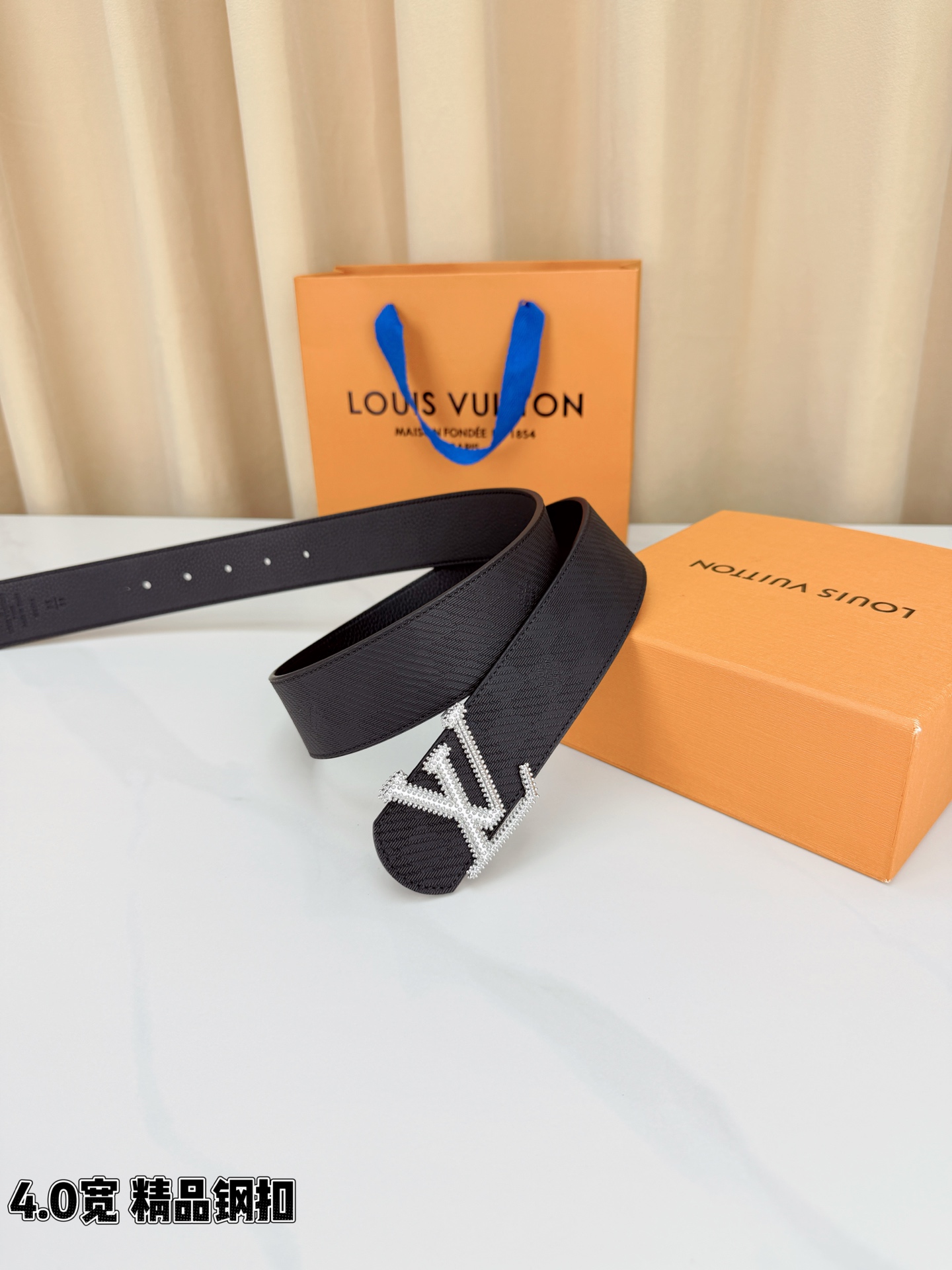 LV路易威登 4.0宽精品钢扣腰带，黑色皮革铺陈十字纹与格纹肌理，暗纹流转间尽是低调奢华。满镶金珠、银珠