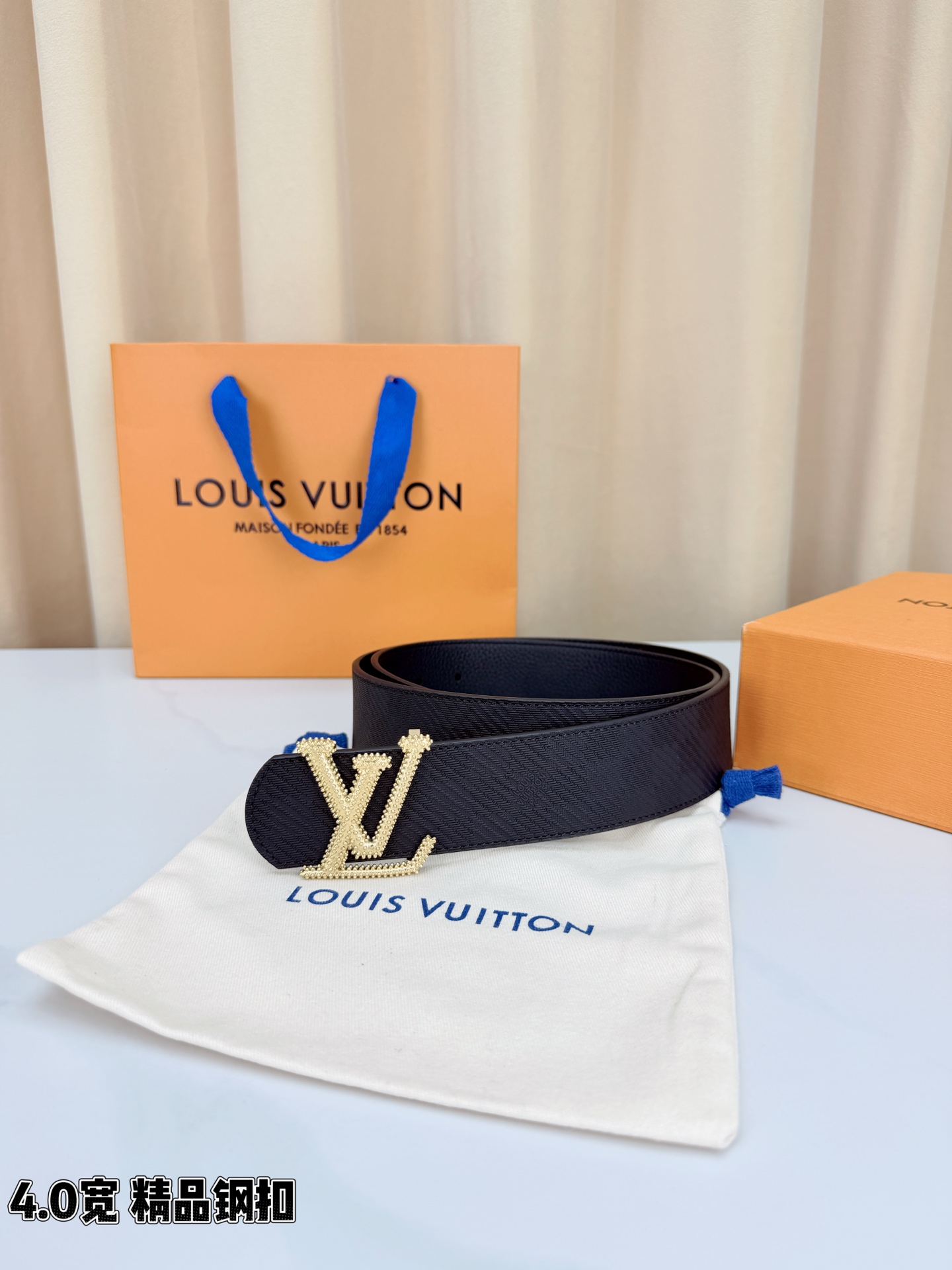 LV路易威登 4.0宽精品钢扣腰带，黑色皮革铺陈十字纹与格纹肌理，暗纹流转间尽是低调奢华。满镶金珠、银珠