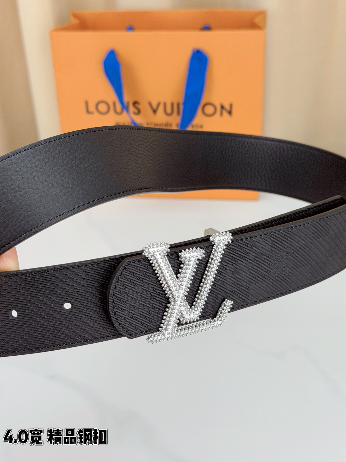 LV路易威登 4.0宽精品钢扣腰带，黑色皮革铺陈十字纹与格纹肌理，暗纹流转间尽是低调奢华。满镶金珠、银珠