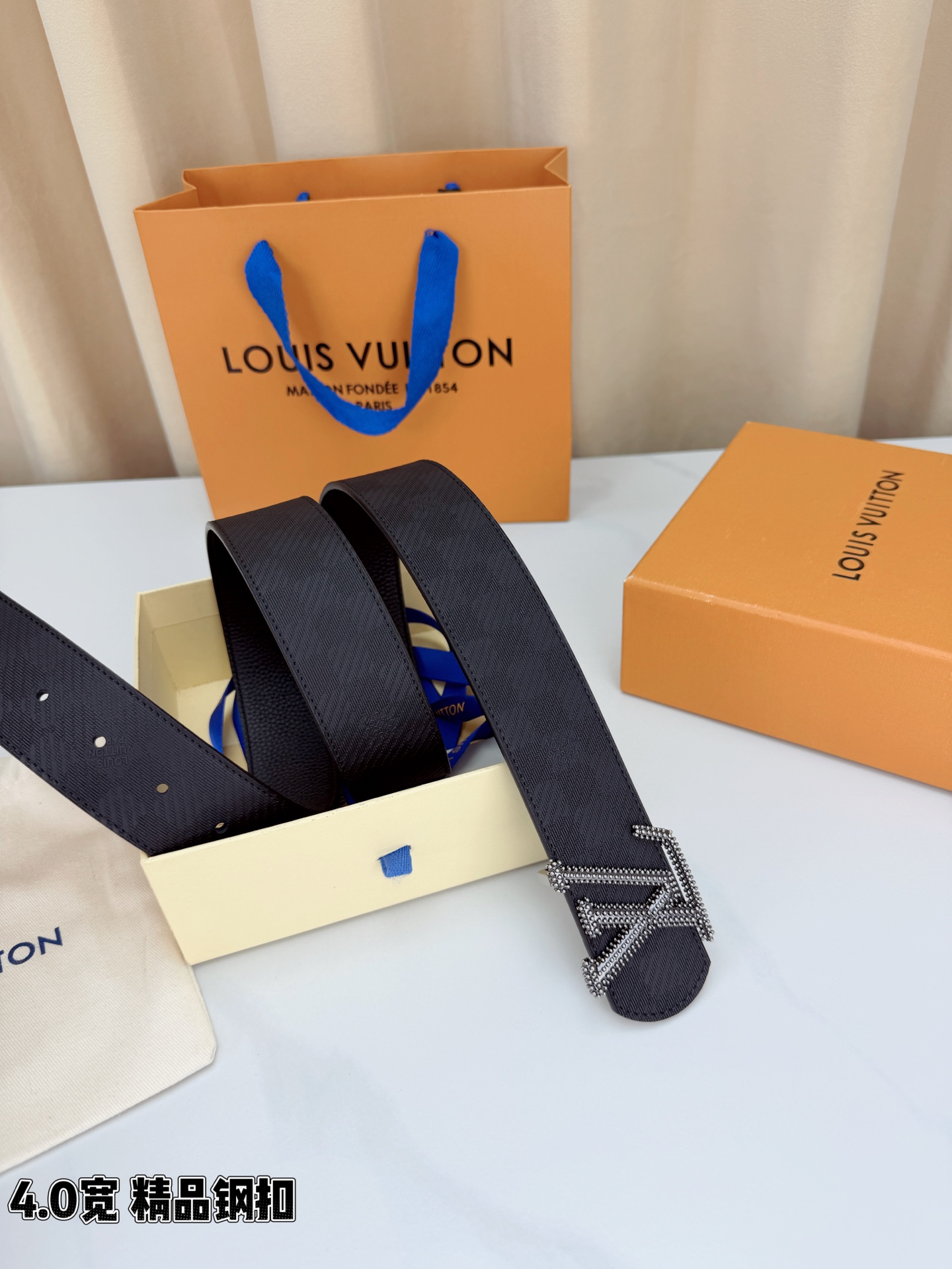 LV路易威登 4.0宽精品钢扣腰带，黑色皮革铺陈十字纹与格纹肌理，暗纹流转间尽是低调奢华。满镶金珠、银珠