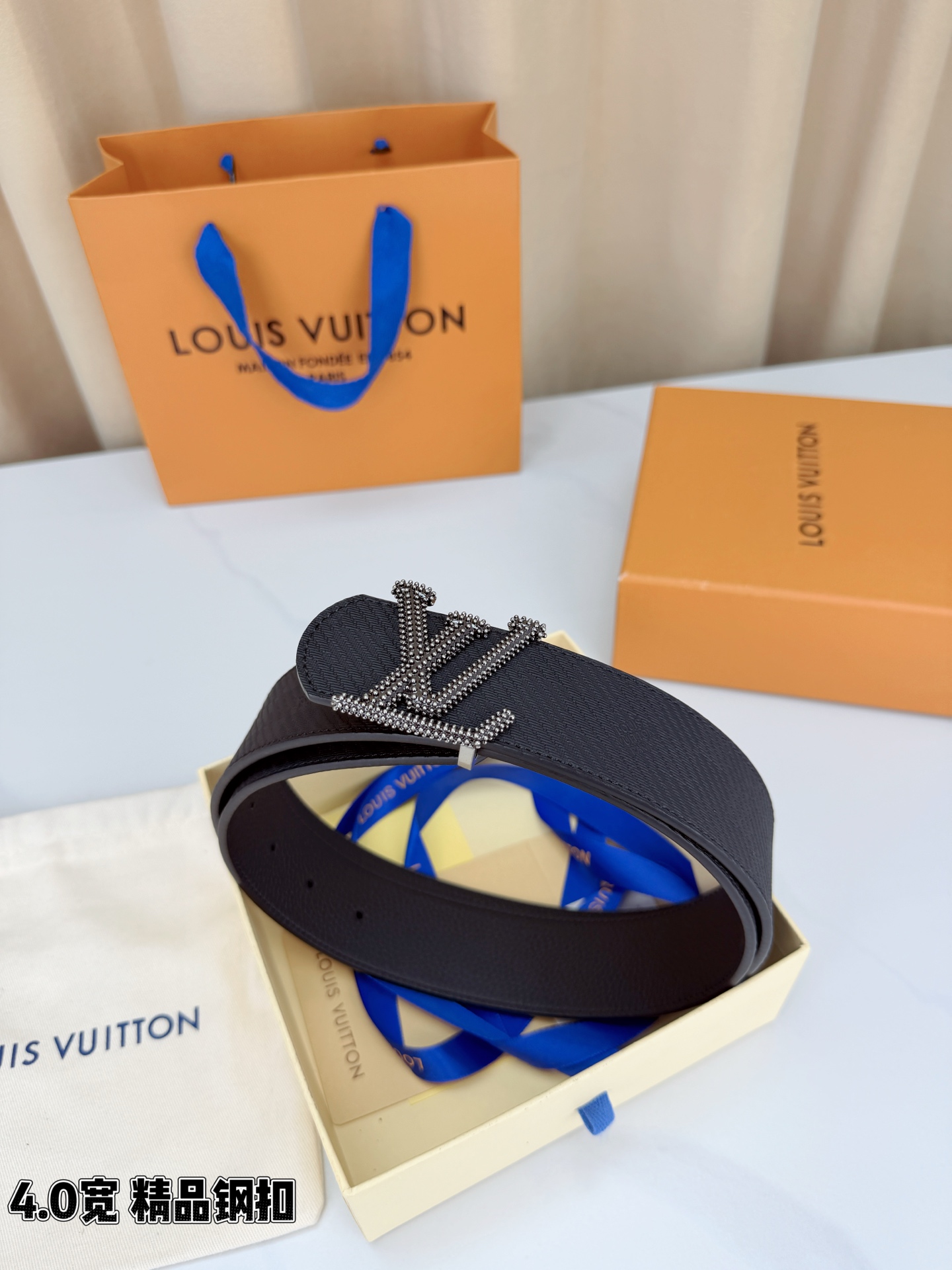 LV路易威登 4.0宽精品钢扣腰带，黑色皮革铺陈十字纹与格纹肌理，暗纹流转间尽是低调奢华。满镶金珠、银珠
