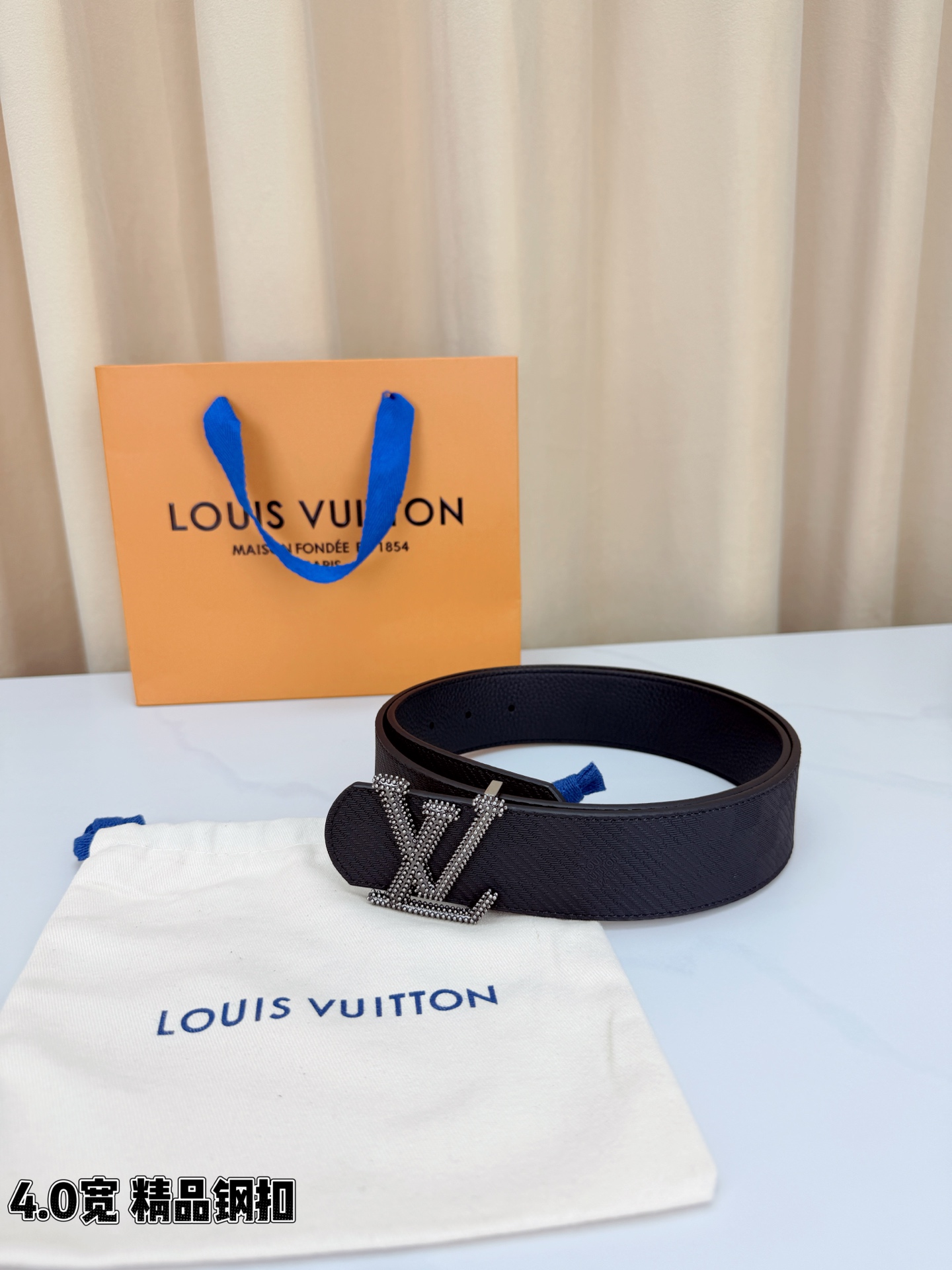 LV路易威登 4.0宽精品钢扣腰带，黑色皮革铺陈十字纹与格纹肌理，暗纹流转间尽是低调奢华。满镶金珠、银珠