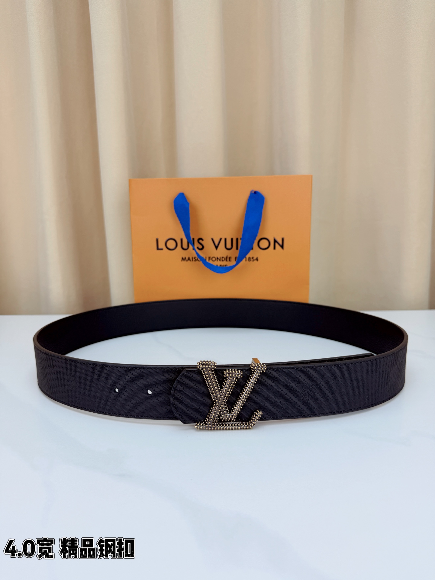 LV路易威登 4.0宽精品钢扣腰带，黑色皮革铺陈十字纹与格纹肌理，暗纹流转间尽是低调奢华。满镶金珠、银珠