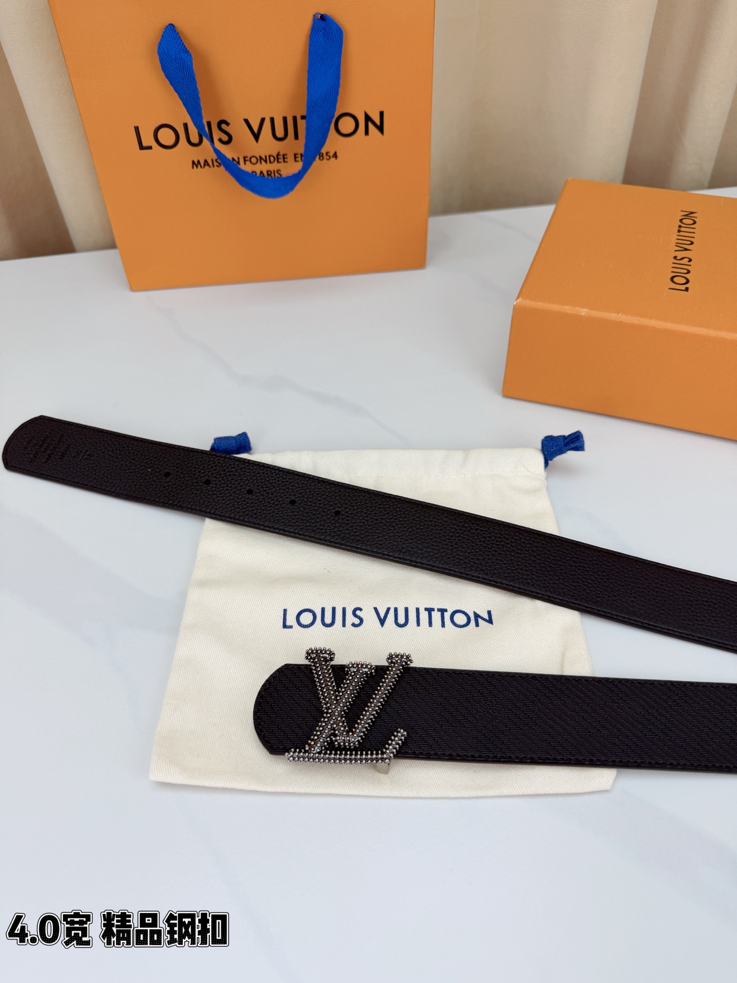 LV路易威登 4.0宽精品钢扣腰带，黑色皮革铺陈十字纹与格纹肌理，暗纹流转间尽是低调奢华。满镶金珠、银珠